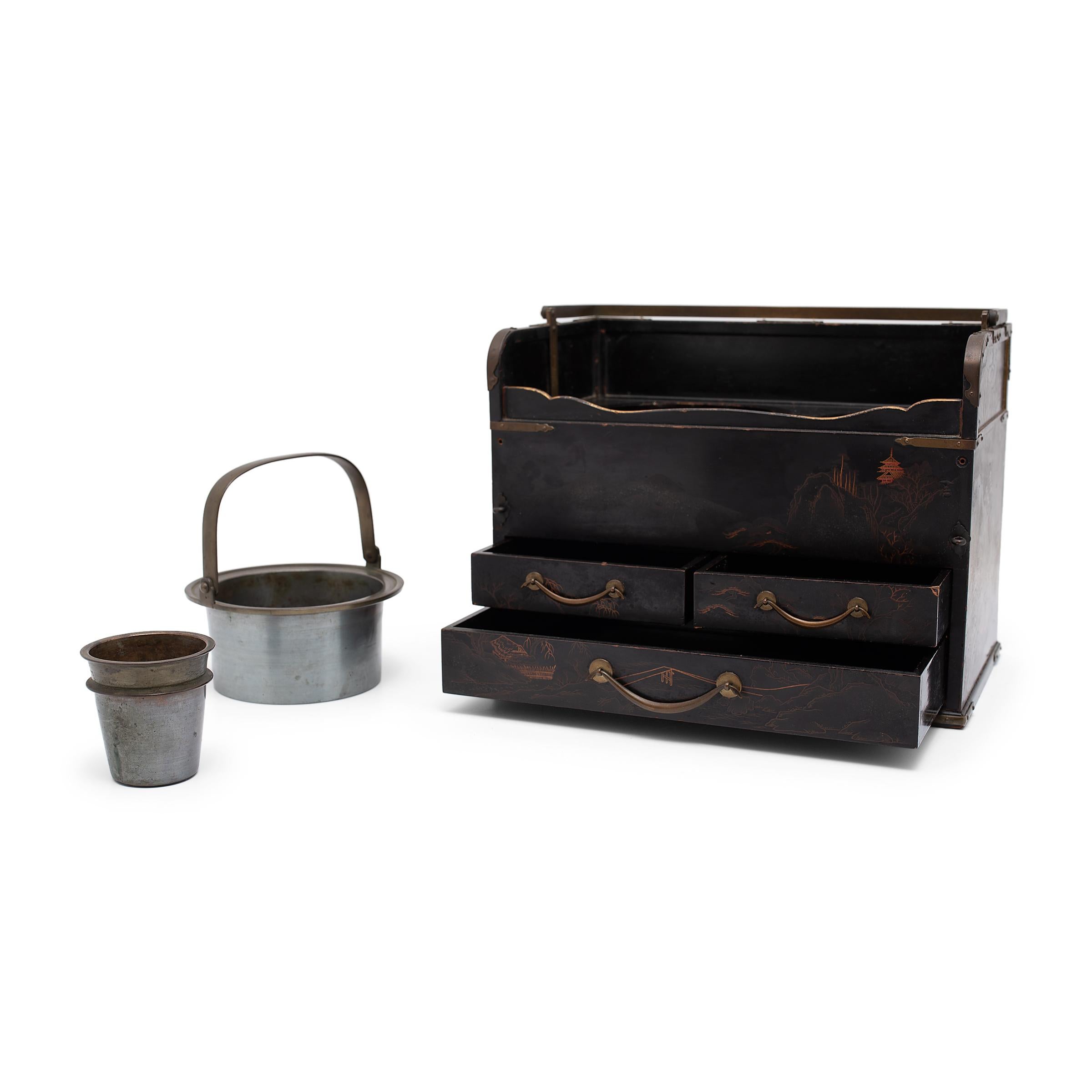 Japanische vergoldete japanische Tabako-Bon mit Berglandschaft, um 1850 (Intarsie) im Angebot