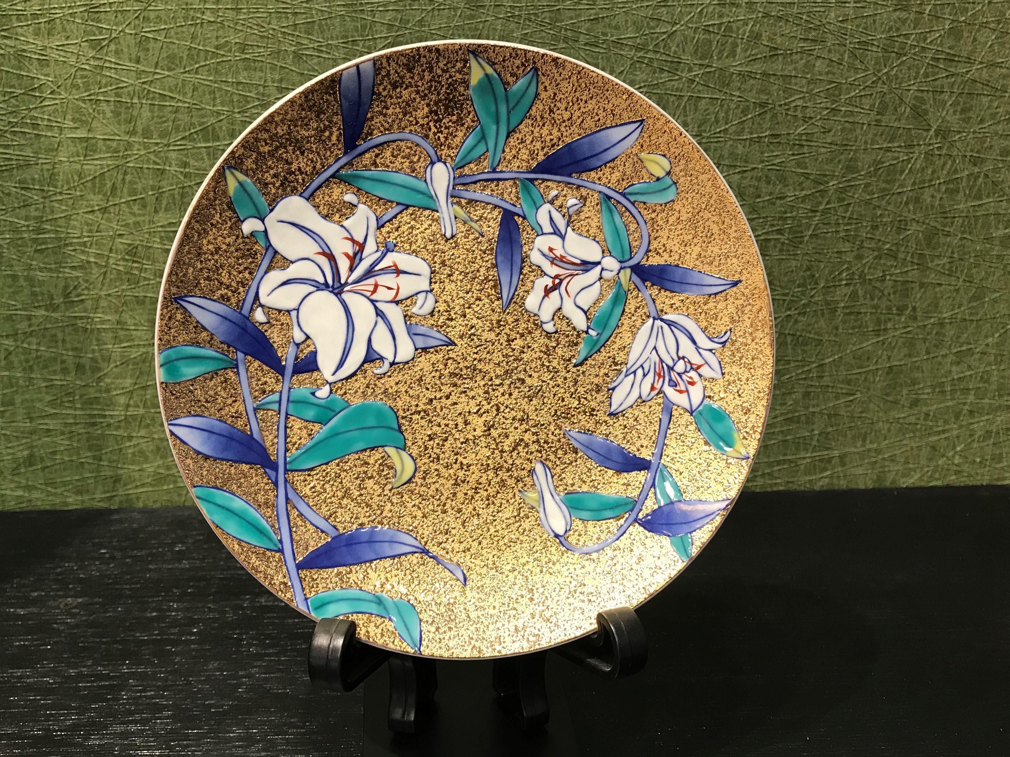 Exquisite contemporary gilded fine porcelain cup and saucer, intricately hand painted in vivid blue, green and white on an attractive gilded body, featuring stunning lilies in full bloom.
This cup and saucer is from a signature series by a highly