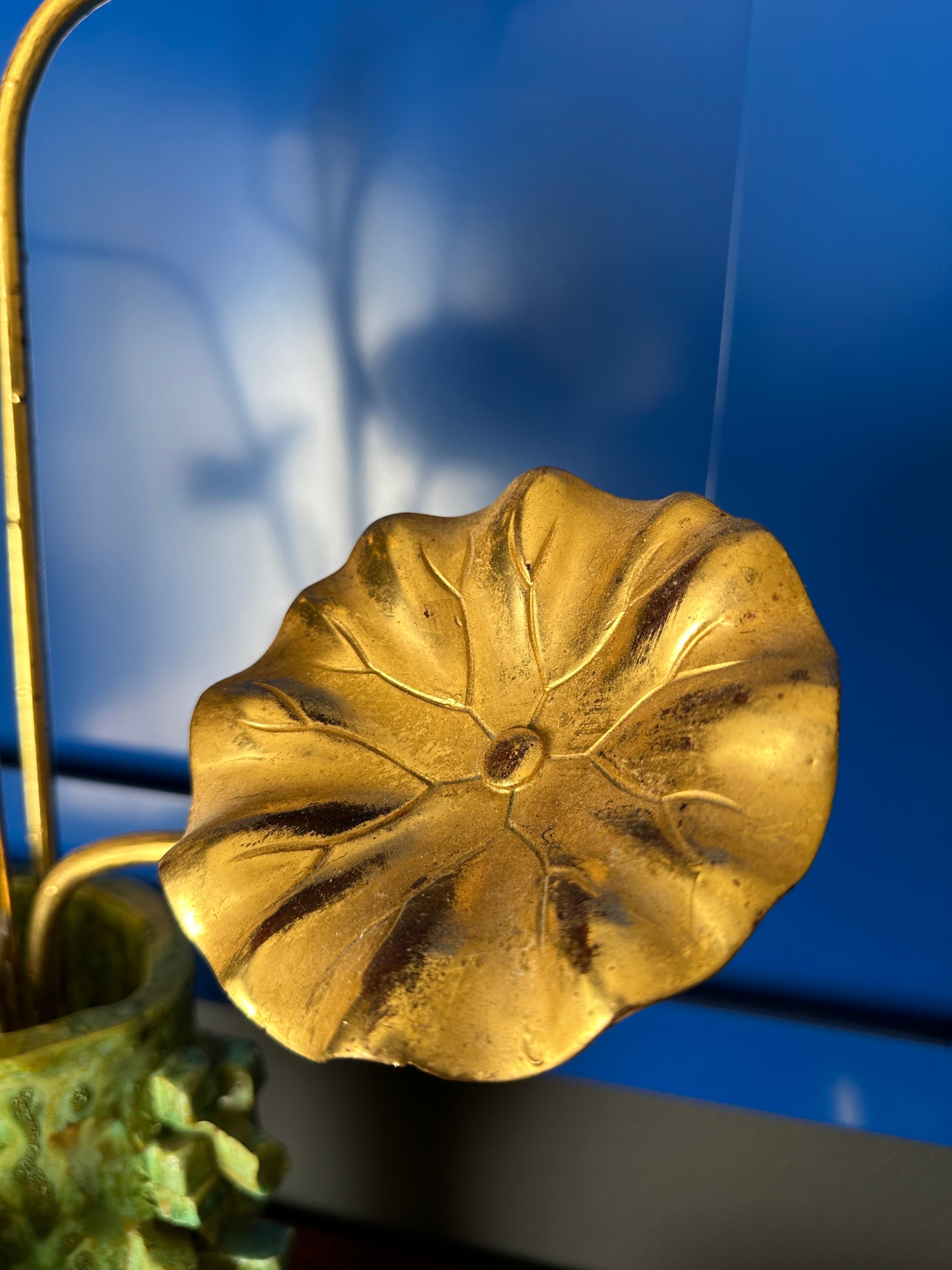 Japanische Lotusblumen aus vergoldetem Holz in brutalistischem Keramiktopf im Angebot 4