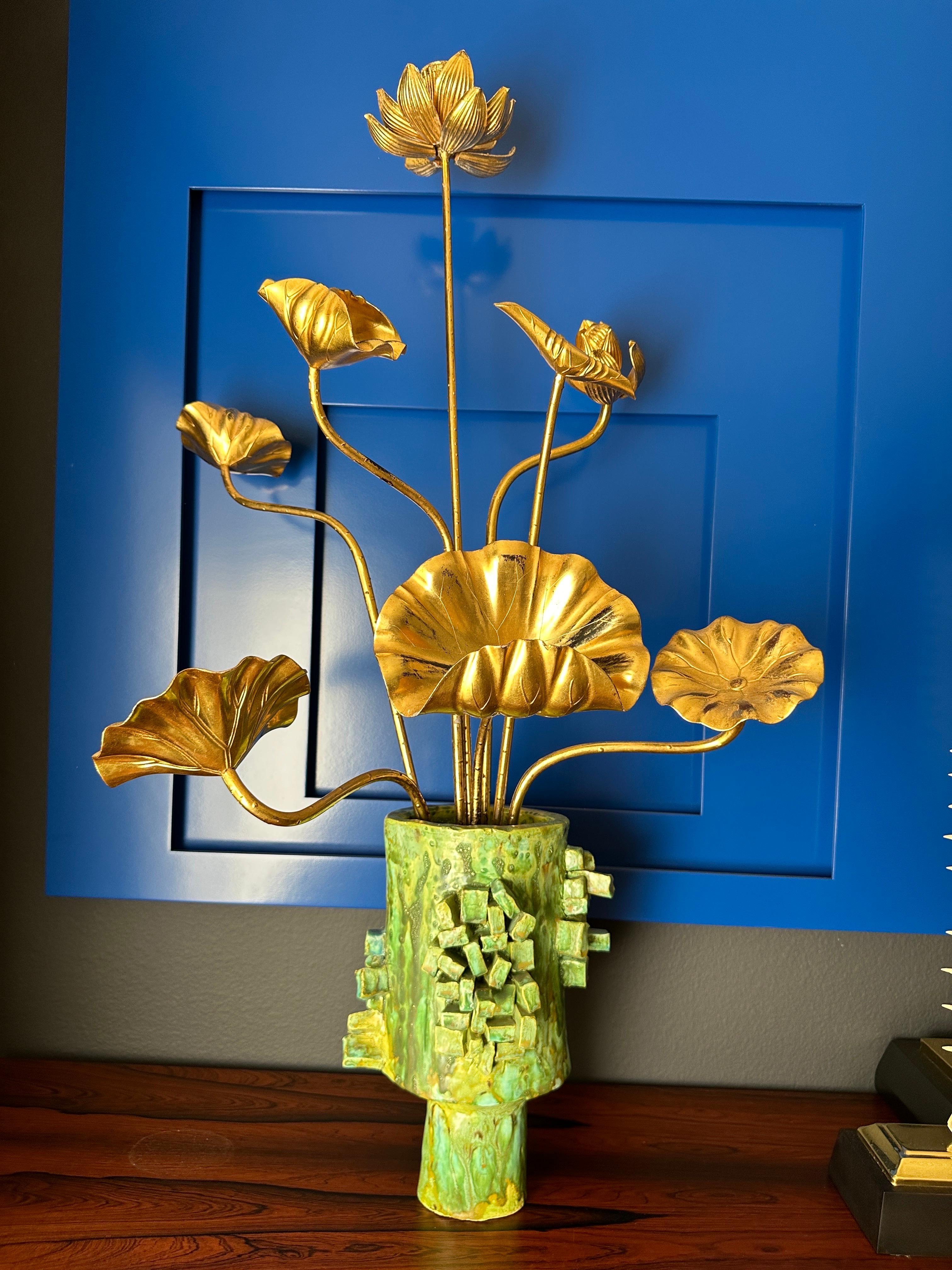 Aufwendig handgeschnitzt und vergoldet in 24K Blattgold japanischen Tempel Lotusblumen in einem brutalistischen grün glasierte Keramik-Vase / Topf.  Die Keramikvase ist nicht japanisch und nicht signiert. Die Lotusblumen können nach Belieben neu
