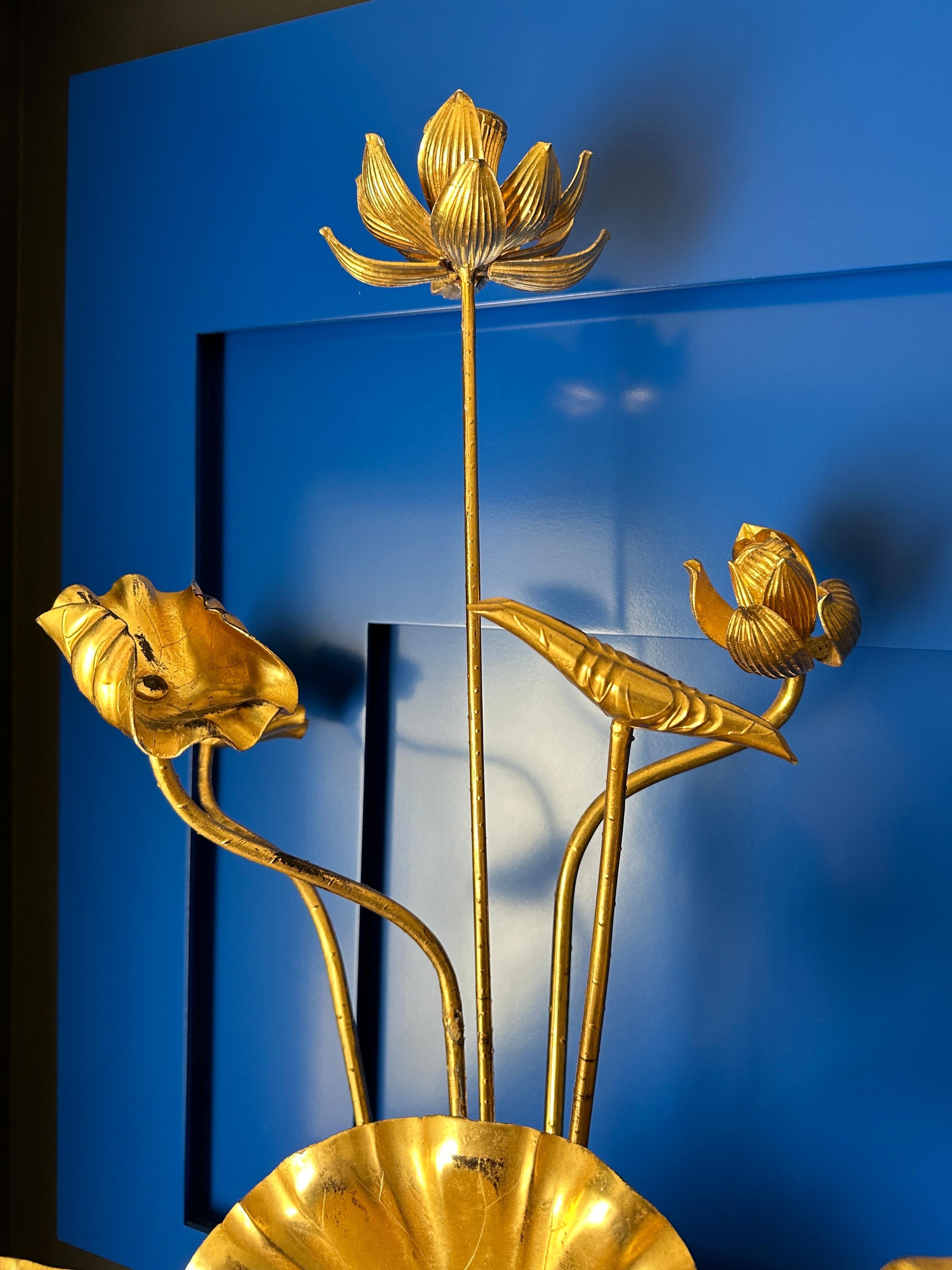 Japanische Lotusblumen aus vergoldetem Holz in brutalistischem Keramiktopf im Angebot 1