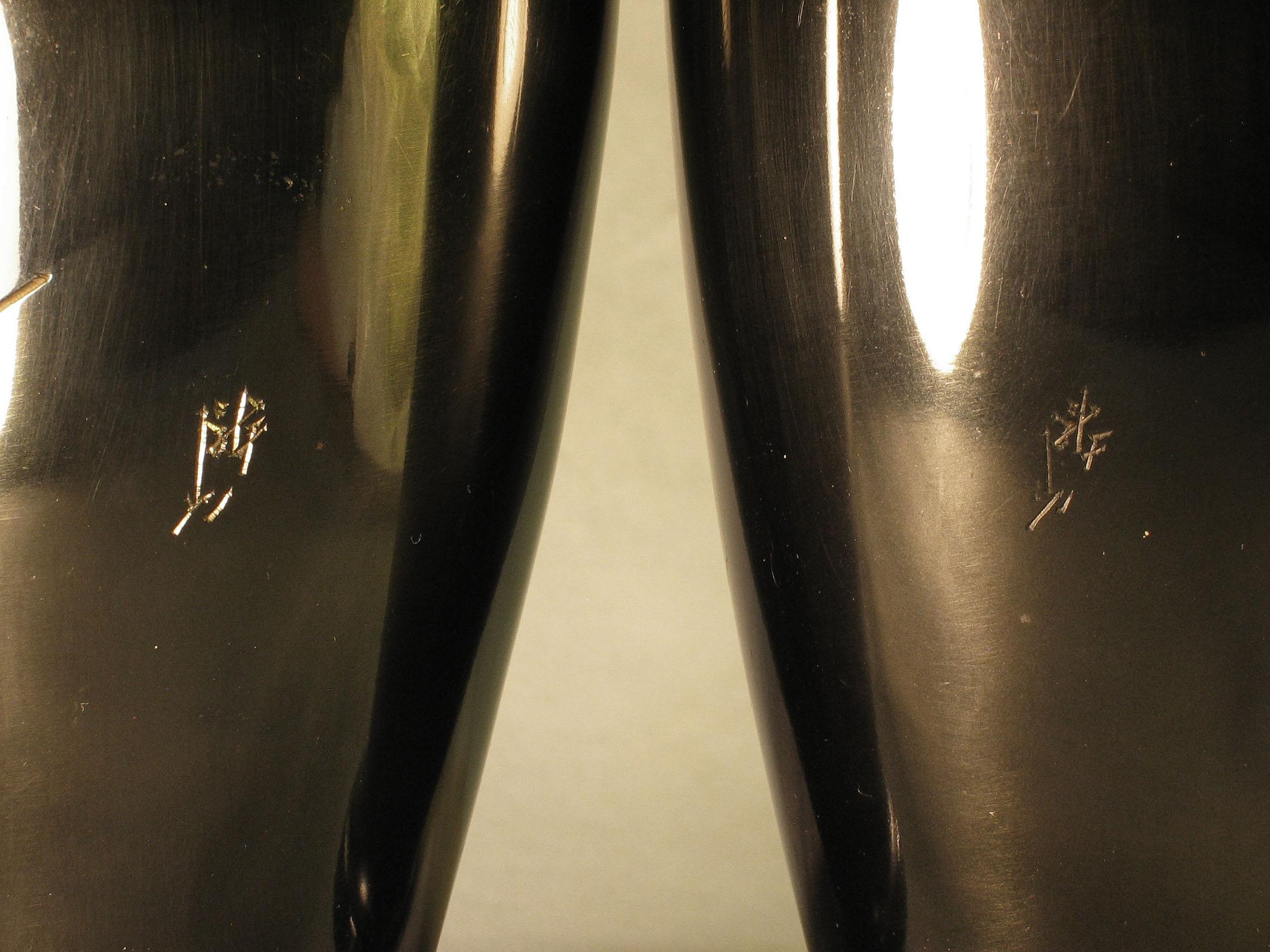 Japanische japanische Ginbari-Cloisonné-Emaille-Vase und ein Paar Vasen aus patinierter Bronze mit Gravur 4