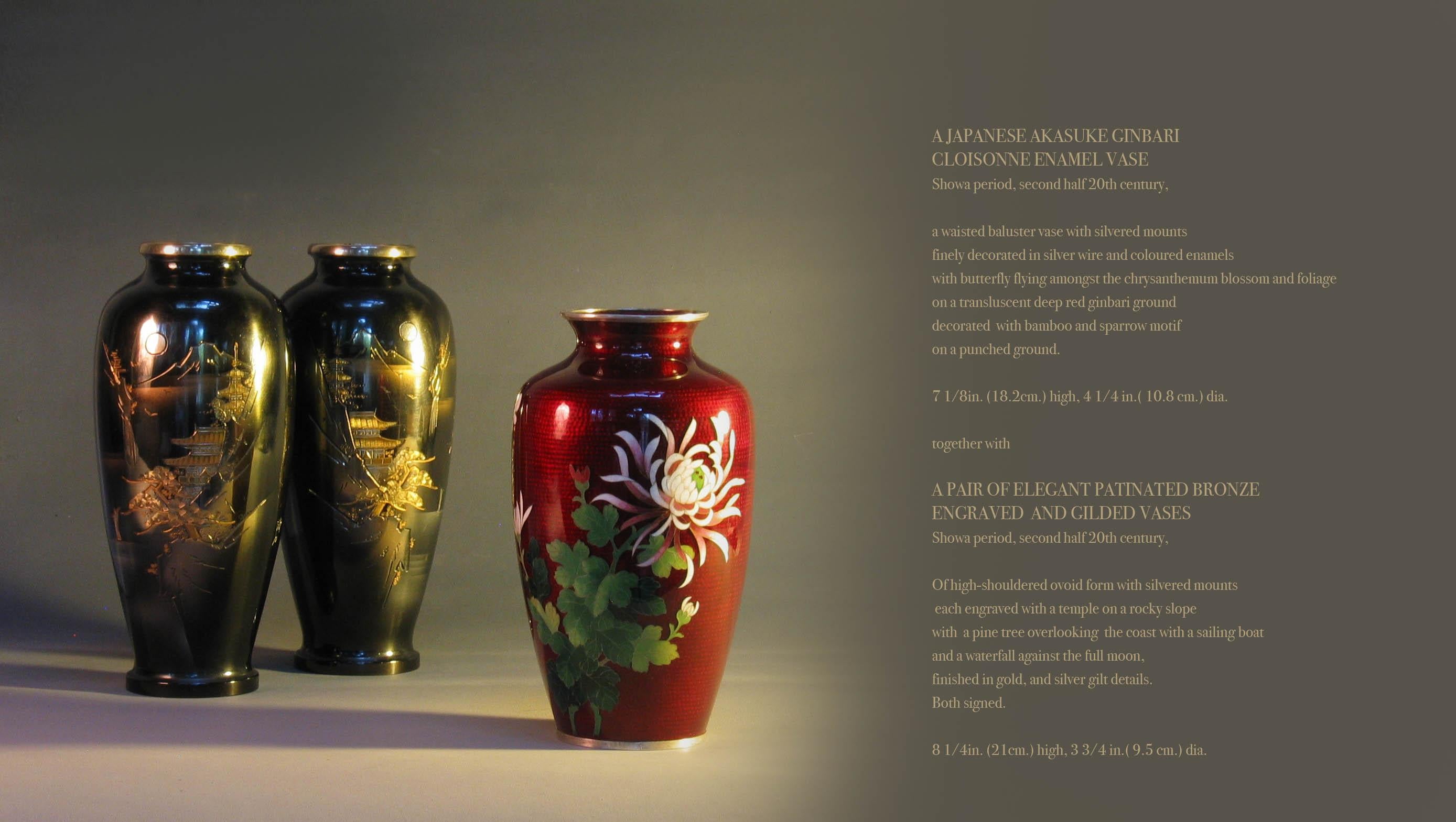 Japanische japanische Ginbari-Cloisonné-Emaille-Vase und ein Paar Vasen aus patinierter Bronze mit Gravur 6