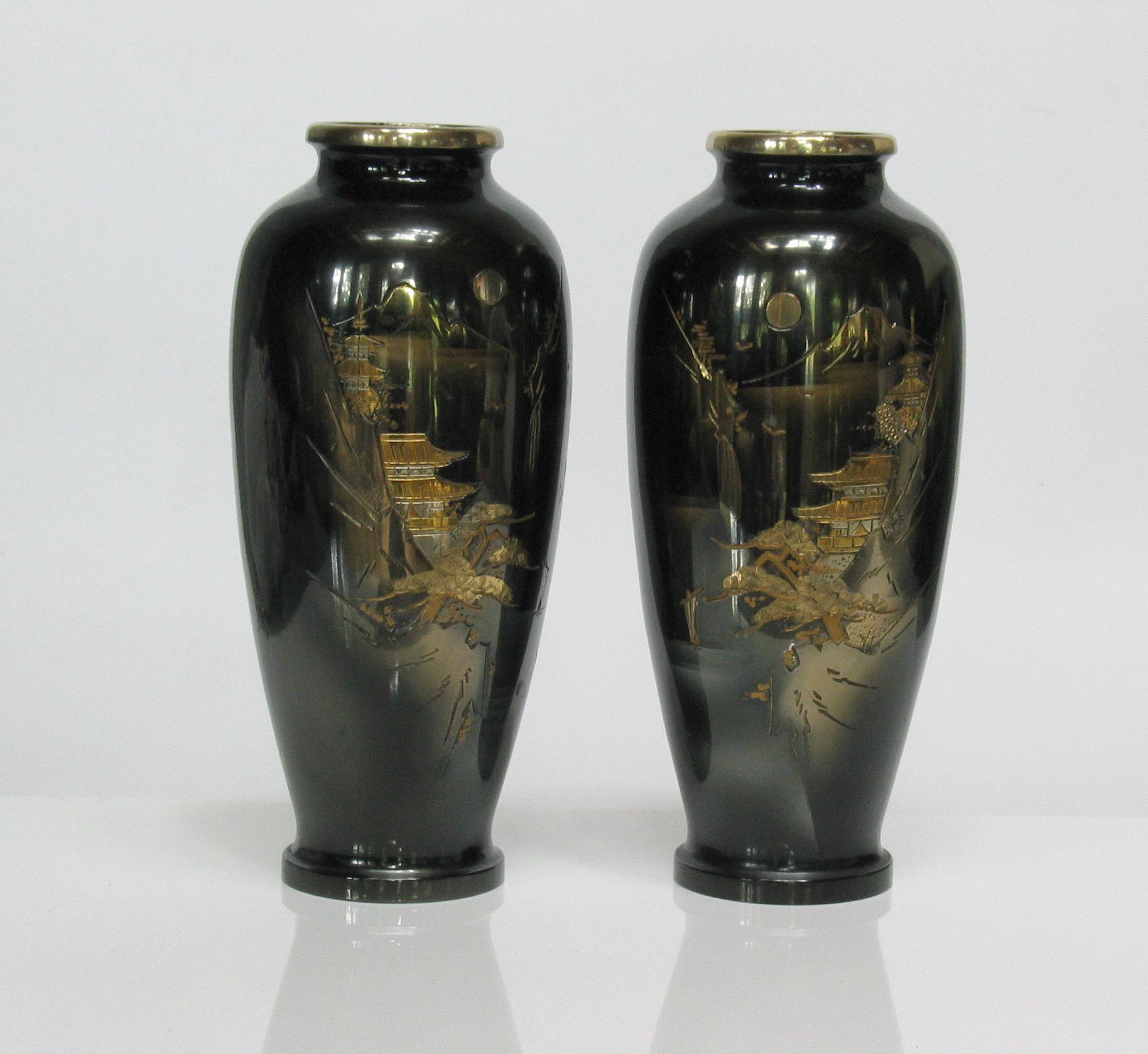 Japanische japanische Ginbari-Cloisonné-Emaille-Vase und ein Paar Vasen aus patinierter Bronze mit Gravur (20. Jahrhundert)