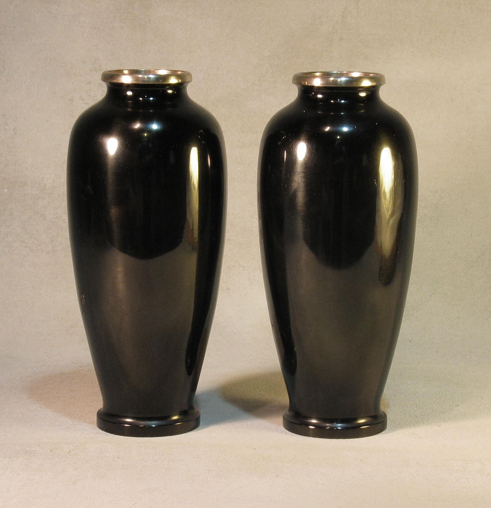 Japanische japanische Ginbari-Cloisonné-Emaille-Vase und ein Paar Vasen aus patinierter Bronze mit Gravur 2