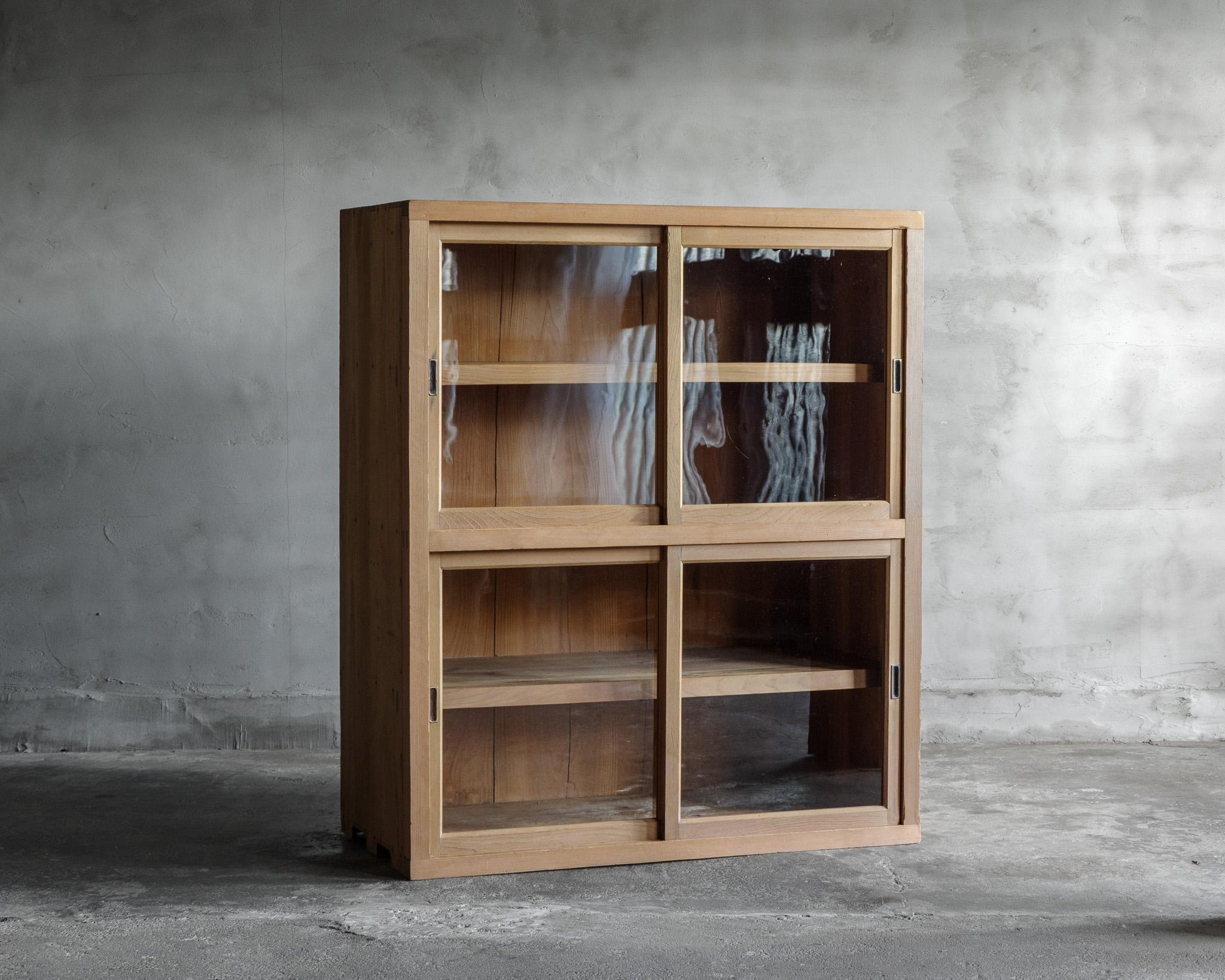 This antique cabinet, crafted during the Taisho to early Showa period in Japan.
is a testament to beauty in simplicity.
Its design is free of any unnecessary elements, embodying the essence of 'Wabi-sabi' - the aesthetic of finding beauty in