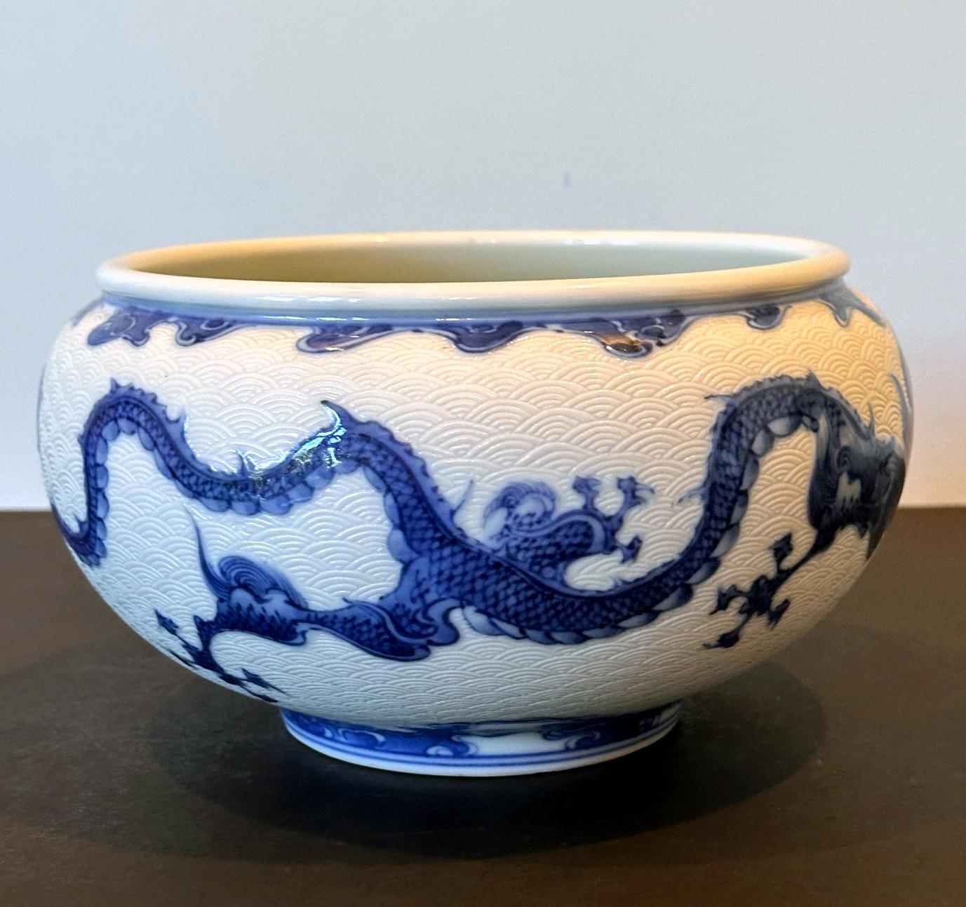 Japanische glasierte und geschnitzte Drachenschale aus Keramik von Makuzu Kozan im Angebot 4
