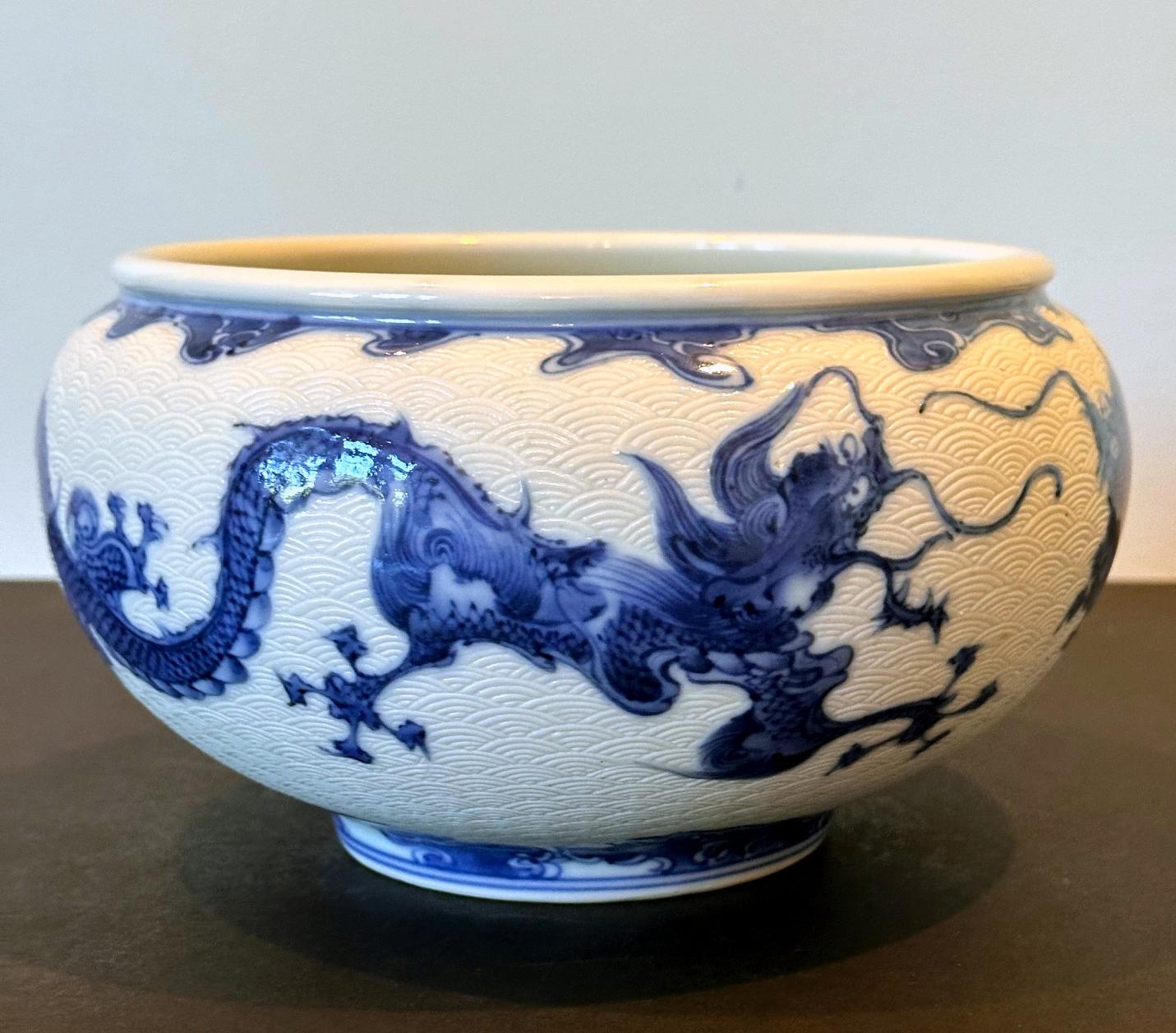 Japanische glasierte und geschnitzte Drachenschale aus Keramik von Makuzu Kozan im Angebot 5