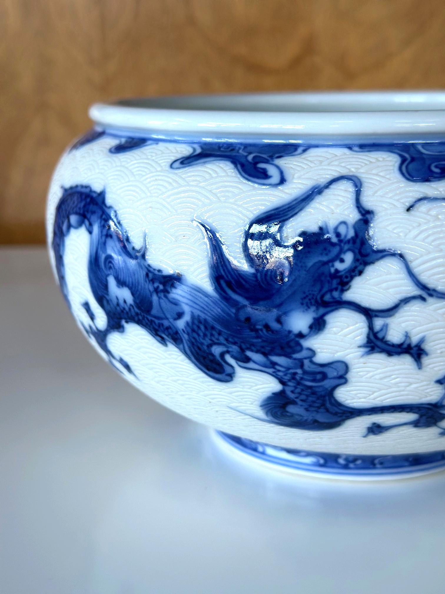 Japanische glasierte und geschnitzte Drachenschale aus Keramik von Makuzu Kozan im Angebot 7
