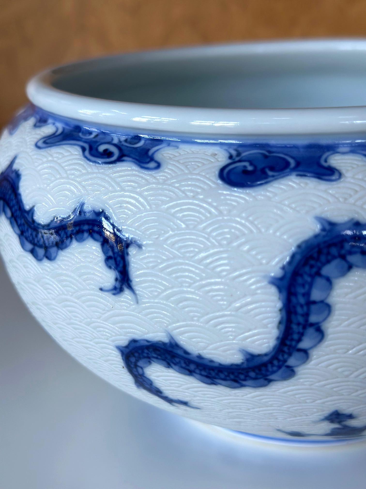 Japanische glasierte und geschnitzte Drachenschale aus Keramik von Makuzu Kozan im Angebot 8