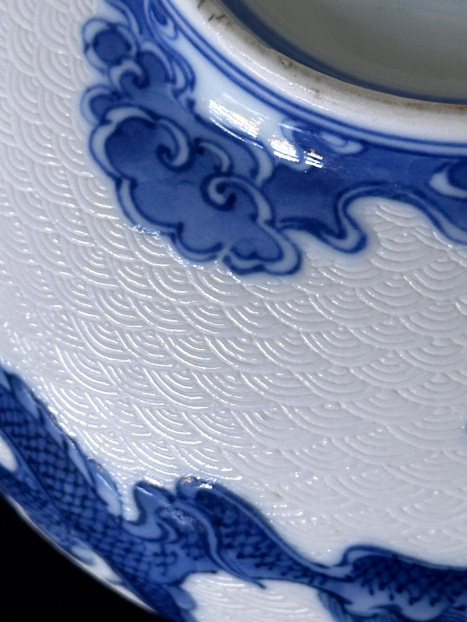 Japanische glasierte und geschnitzte Drachenschale aus Keramik von Makuzu Kozan im Angebot 9