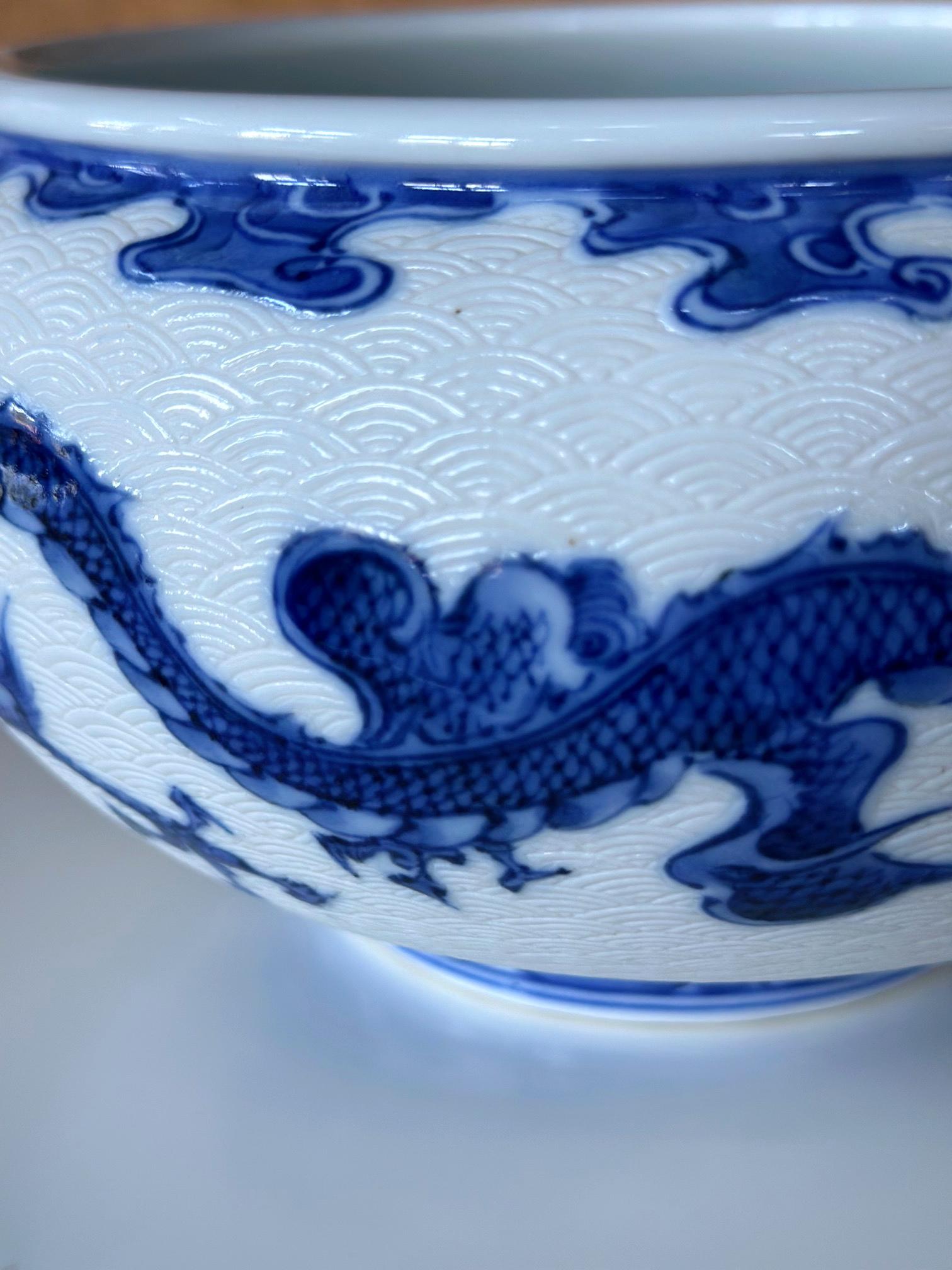 Japanische glasierte und geschnitzte Drachenschale aus Keramik von Makuzu Kozan im Angebot 12
