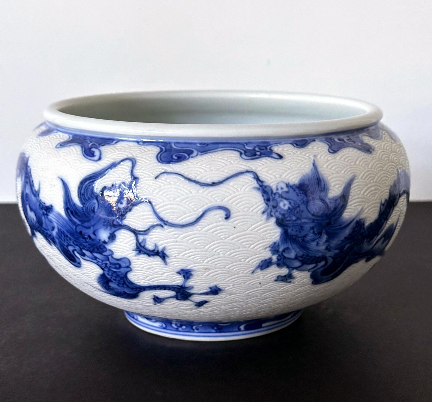 Keramikschüssel des kaiserlichen japanischen Töpfers Makuzu Kozan (1842-1916) aus der späten Meiji-Zeit um 1891. Ein sehr schönes Beispiel für das Werk des Künstlers, das in die mittlere Periode seiner Unterglasurmalerei-Phase (ab ca. 1887 bis zu