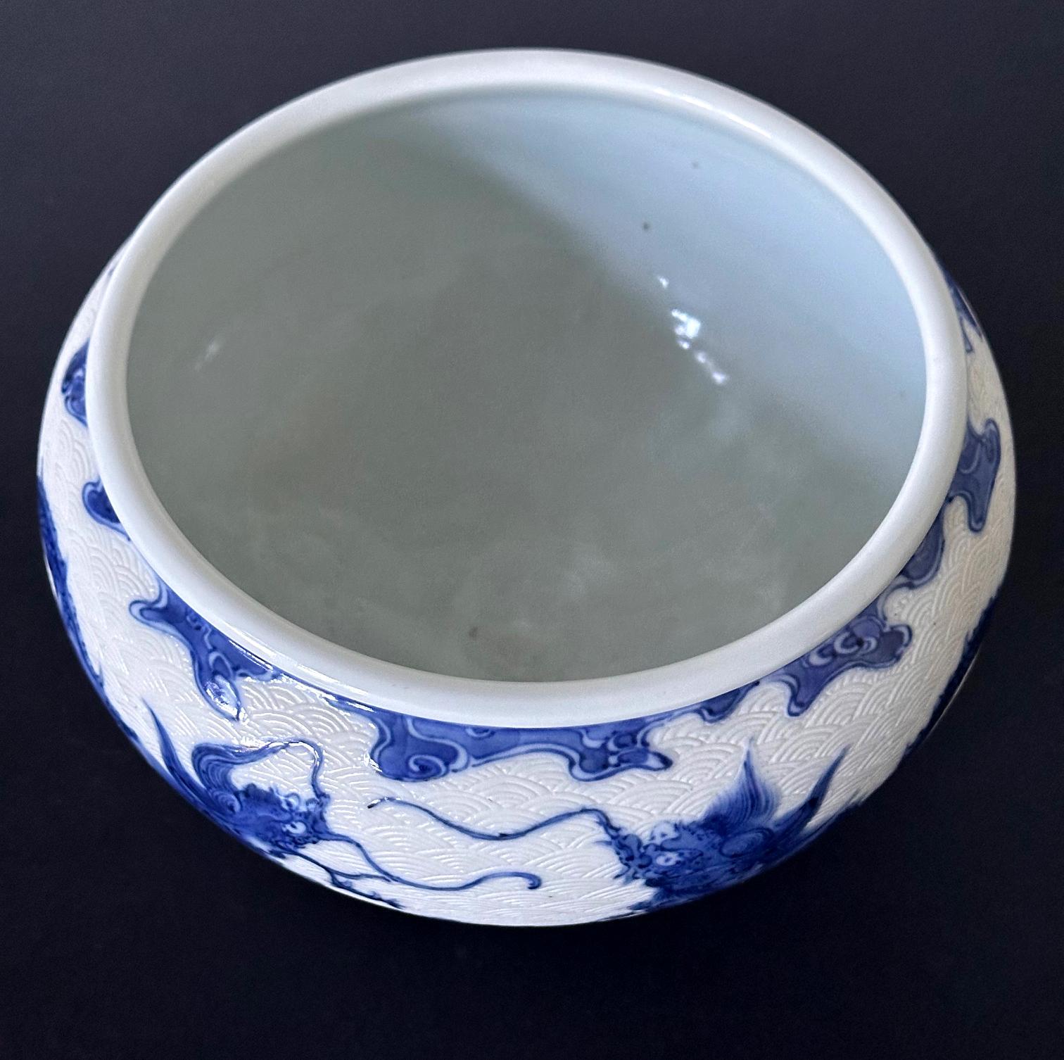Japanische glasierte und geschnitzte Drachenschale aus Keramik von Makuzu Kozan (Meiji-Periode) im Angebot