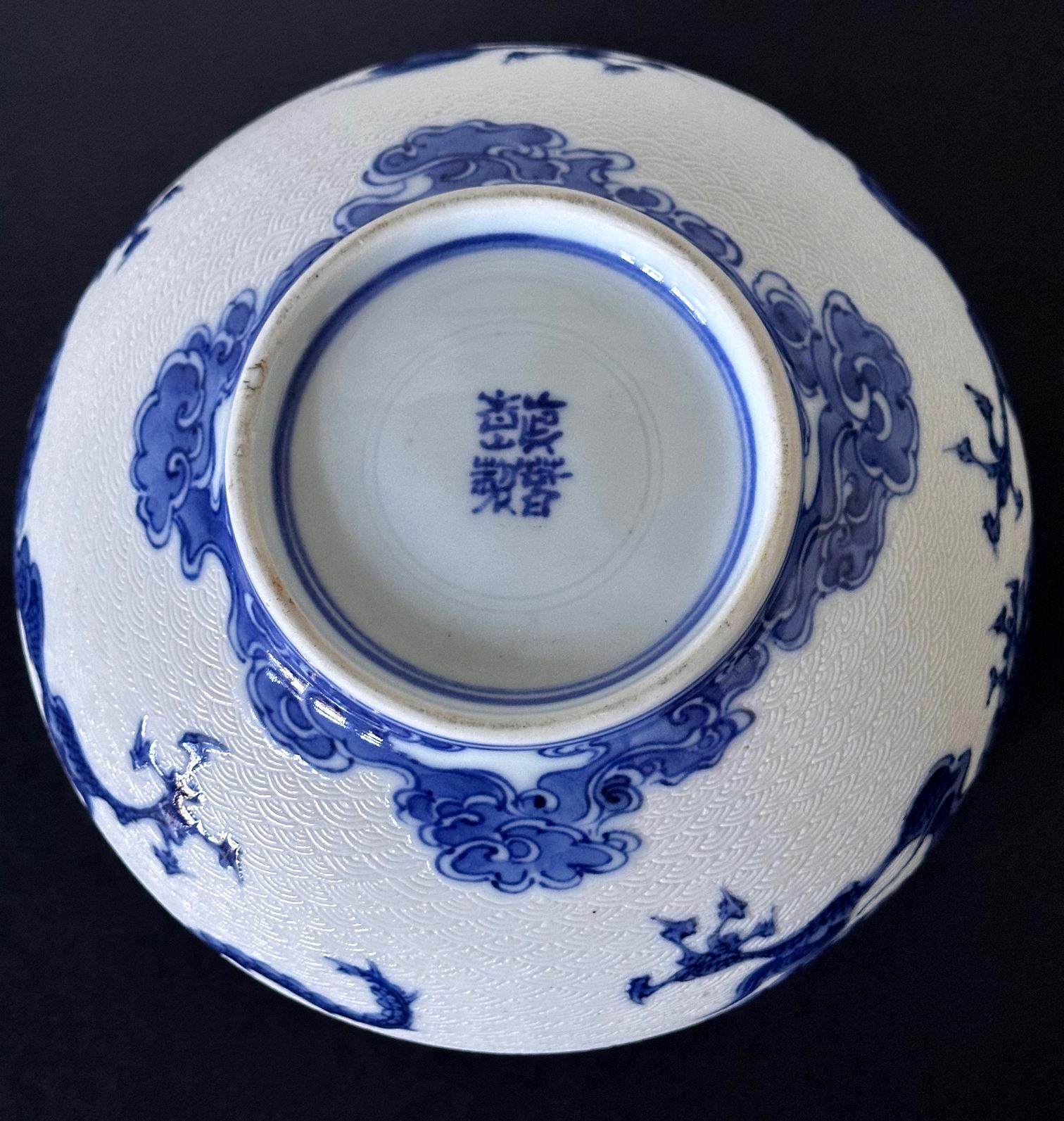 Japanische glasierte und geschnitzte Drachenschale aus Keramik von Makuzu Kozan (Glasiert) im Angebot