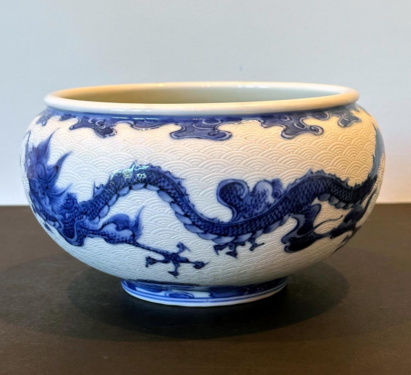 Japanische glasierte und geschnitzte Drachenschale aus Keramik von Makuzu Kozan (19. Jahrhundert) im Angebot