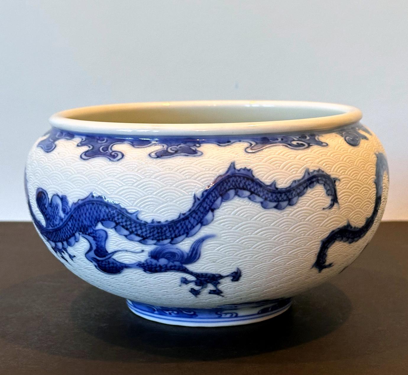 Japanische glasierte und geschnitzte Drachenschale aus Keramik von Makuzu Kozan im Angebot 1