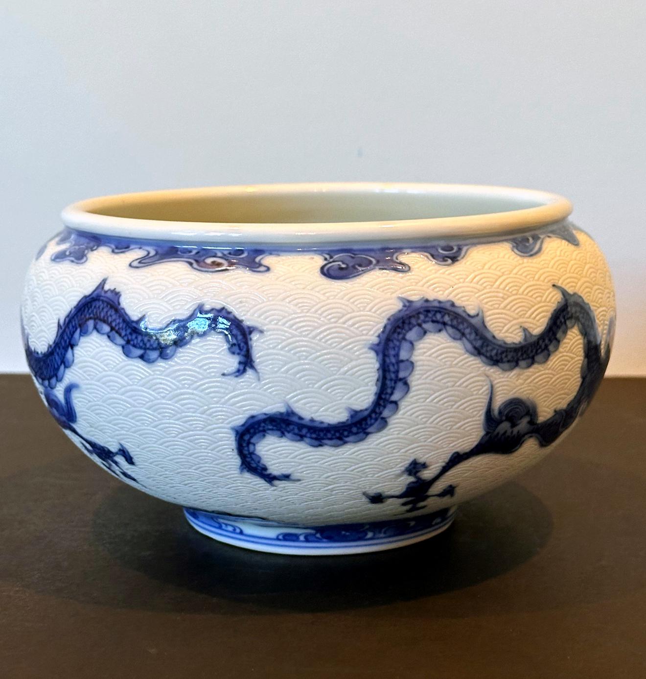 Japanische glasierte und geschnitzte Drachenschale aus Keramik von Makuzu Kozan im Angebot 2