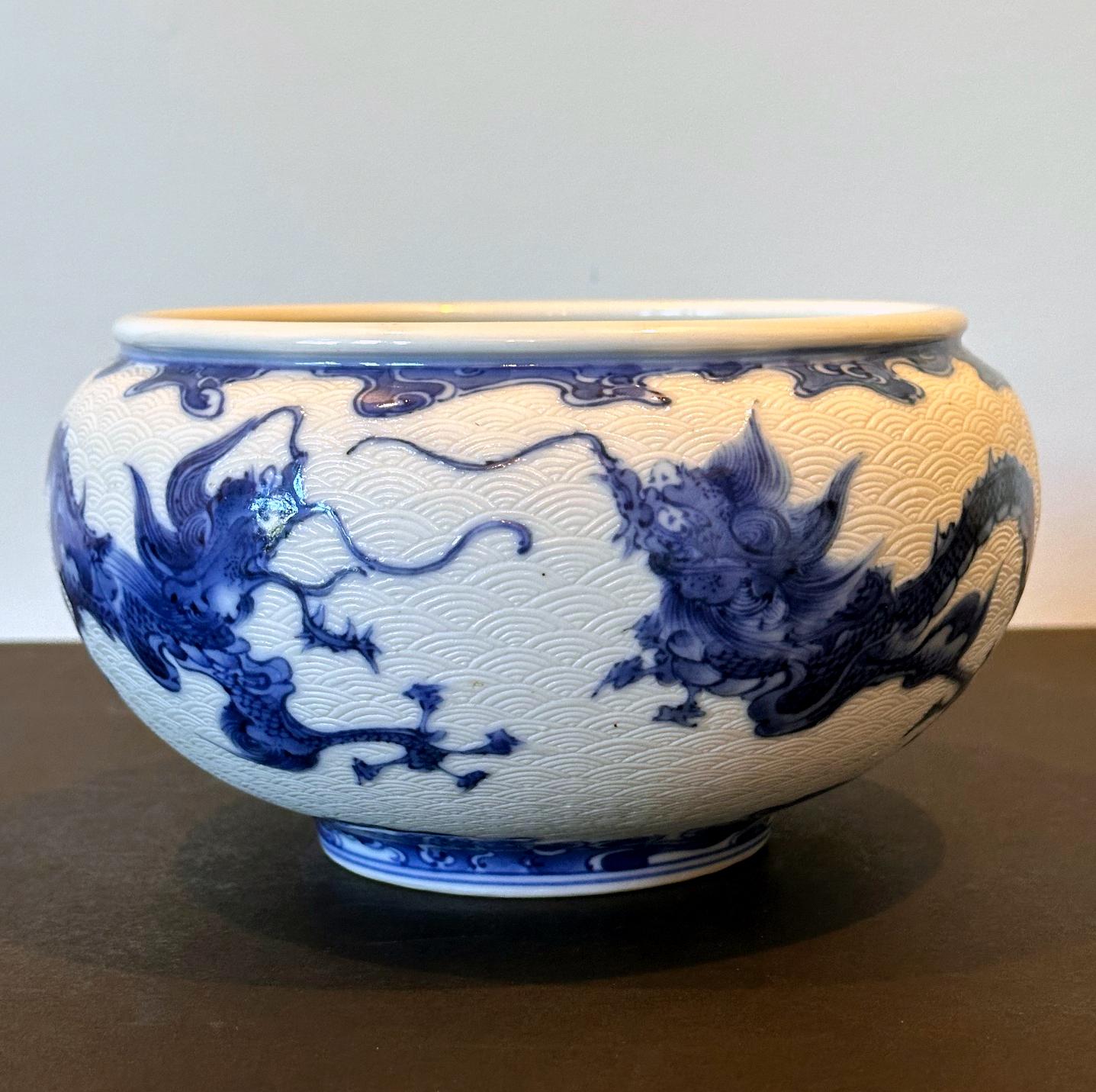 Japanische glasierte und geschnitzte Drachenschale aus Keramik von Makuzu Kozan im Angebot 3