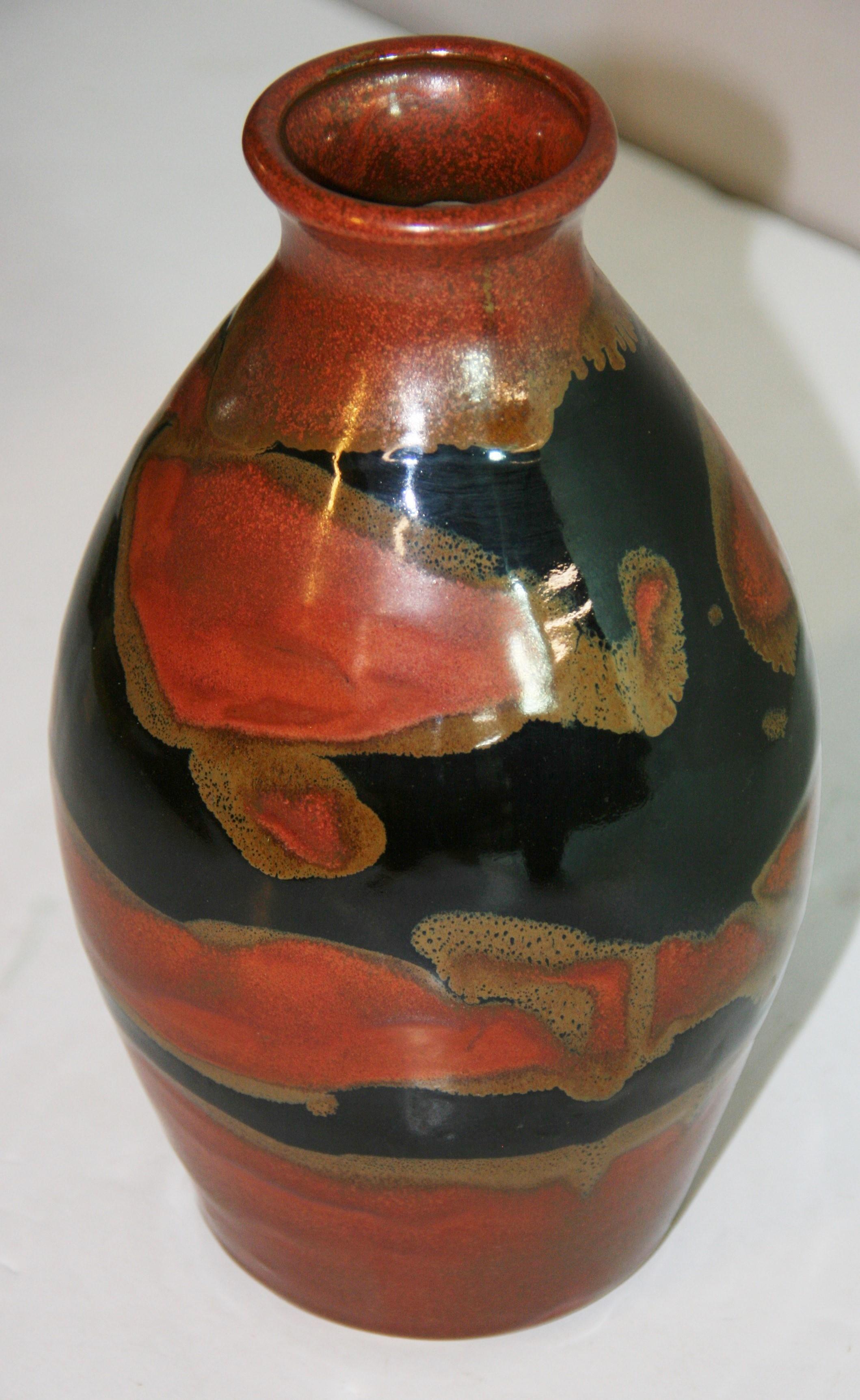 Vase moderniste en céramique émaillée ondulée, fabriqué par un artiste japonais en 1888.
Tampon du fabricant sur le fond