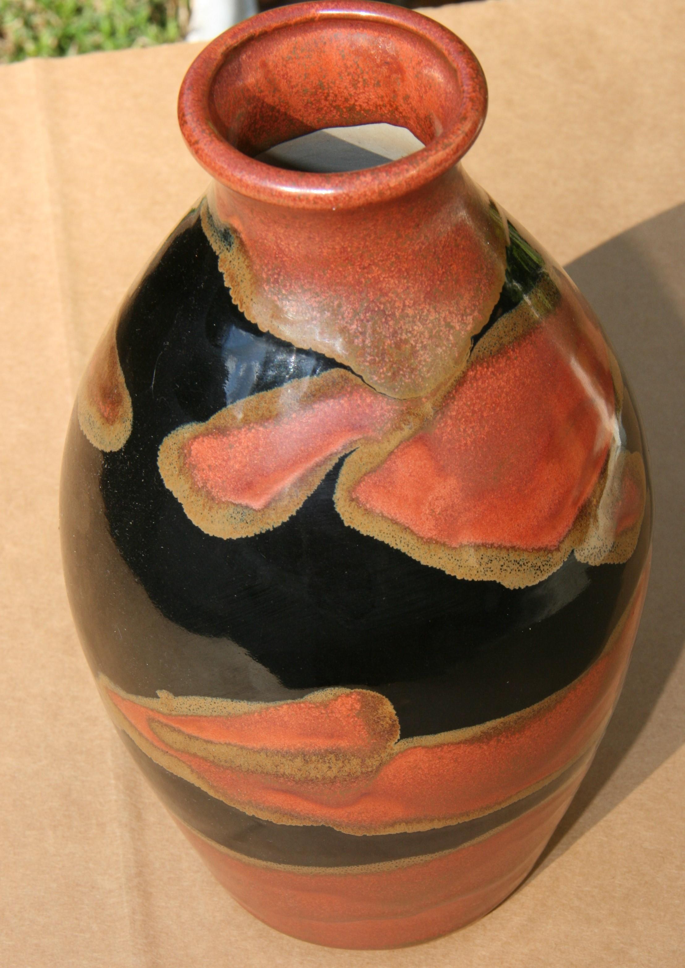 Vase en céramique moderniste émaillée japonaise Bon état - En vente à Douglas Manor, NY