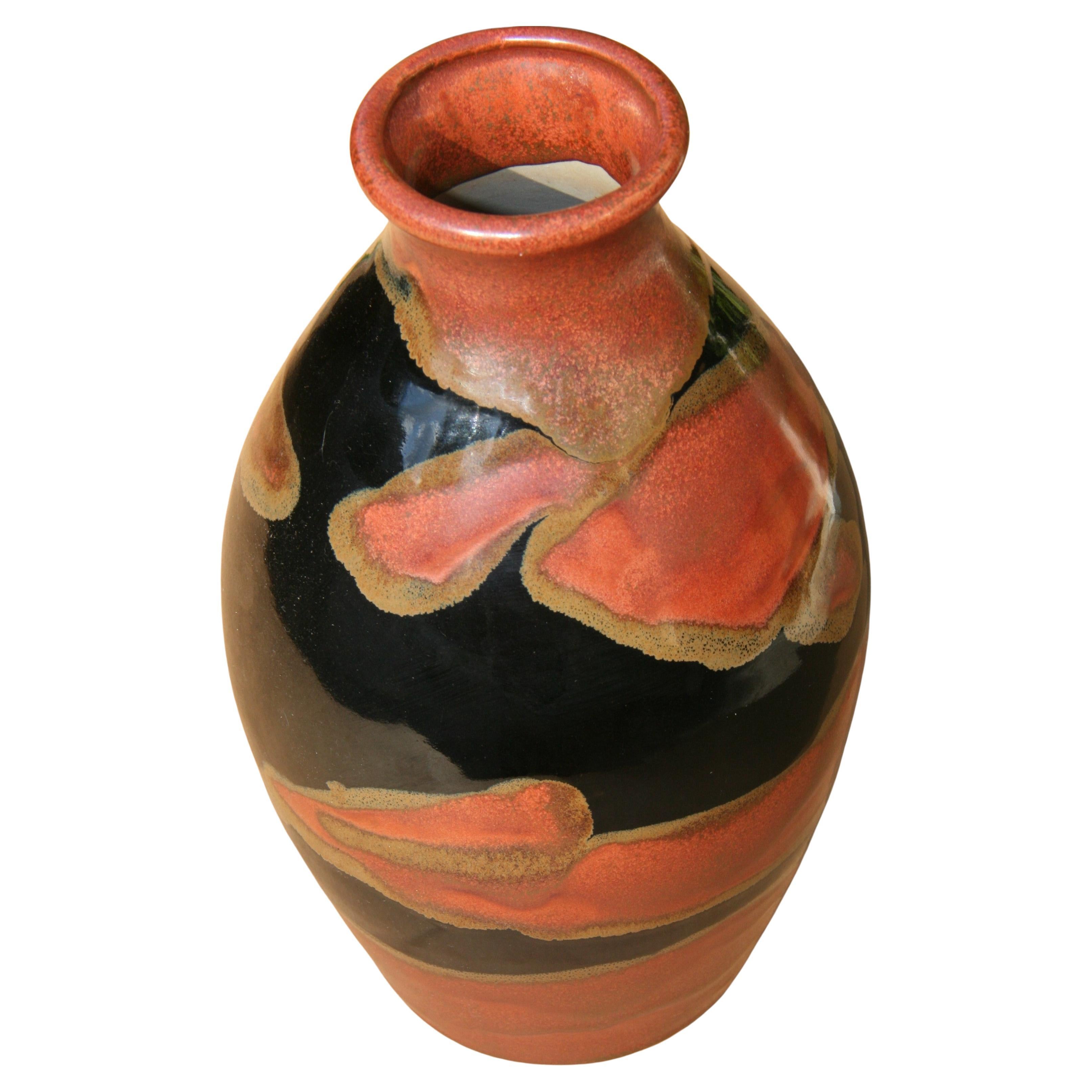 Vase en céramique moderniste émaillée japonaise en vente