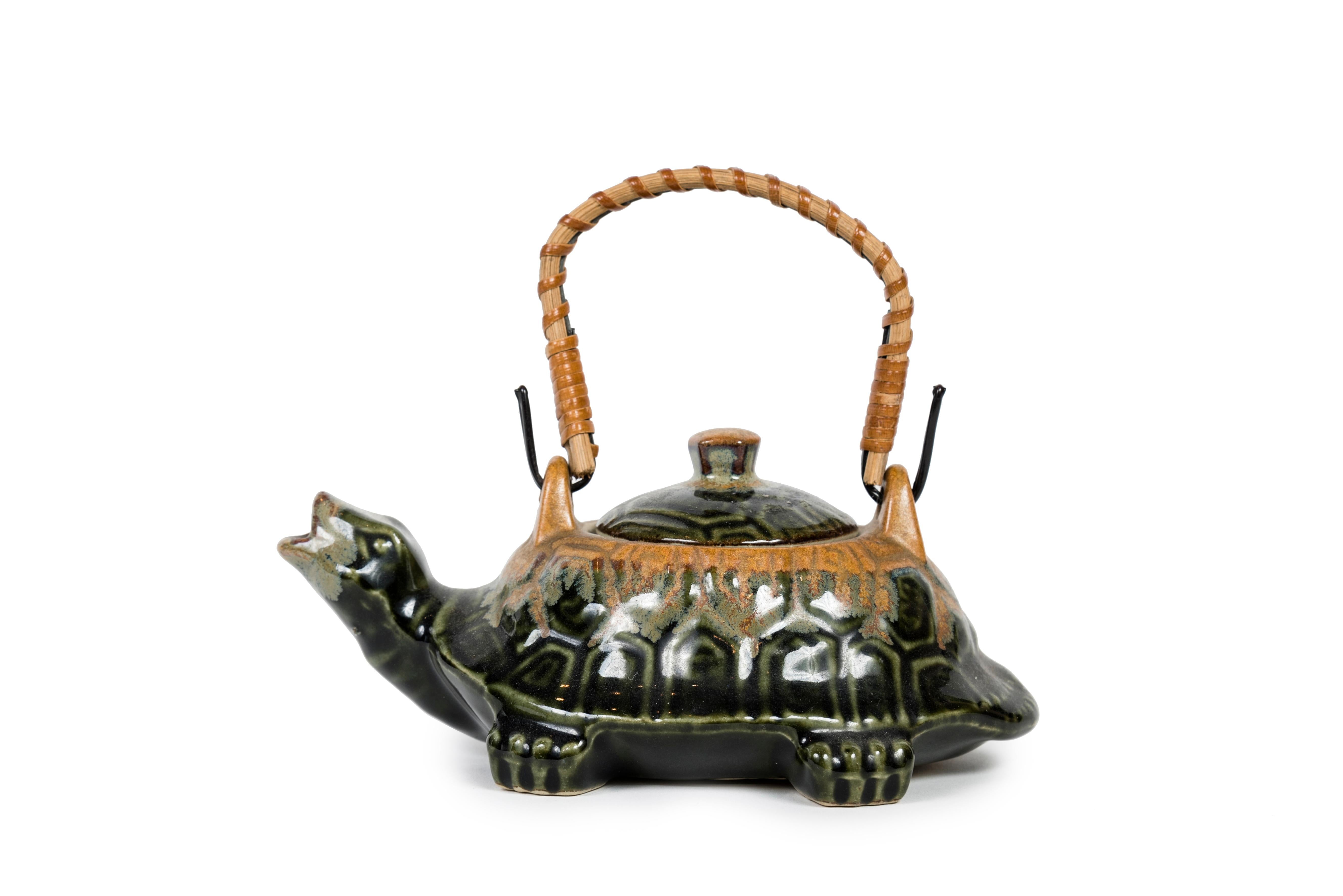 Théière en grès en forme de tortue, l'intérieur est émaillé. Les bords extérieurs du couvercle et la partie en contact avec la table ne sont pas émaillés. 


Japon - ère Taishô (1912-1926)
Hauteur : 7 cm (13,5 cm avec la poignée) - largeur : 10 cm -