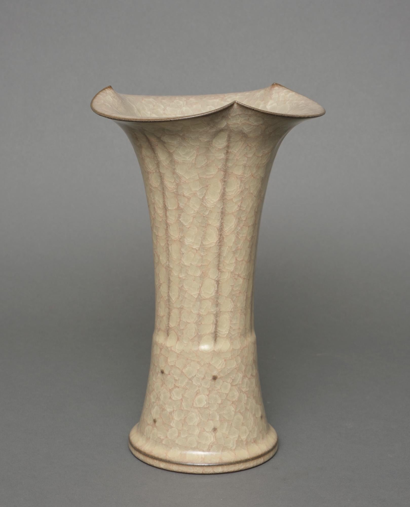 Japanese glazed stoneware 'gu'-shaped vase by Minegishi Seikô 峯岸勢晃 (1952-2023) For Sale 5