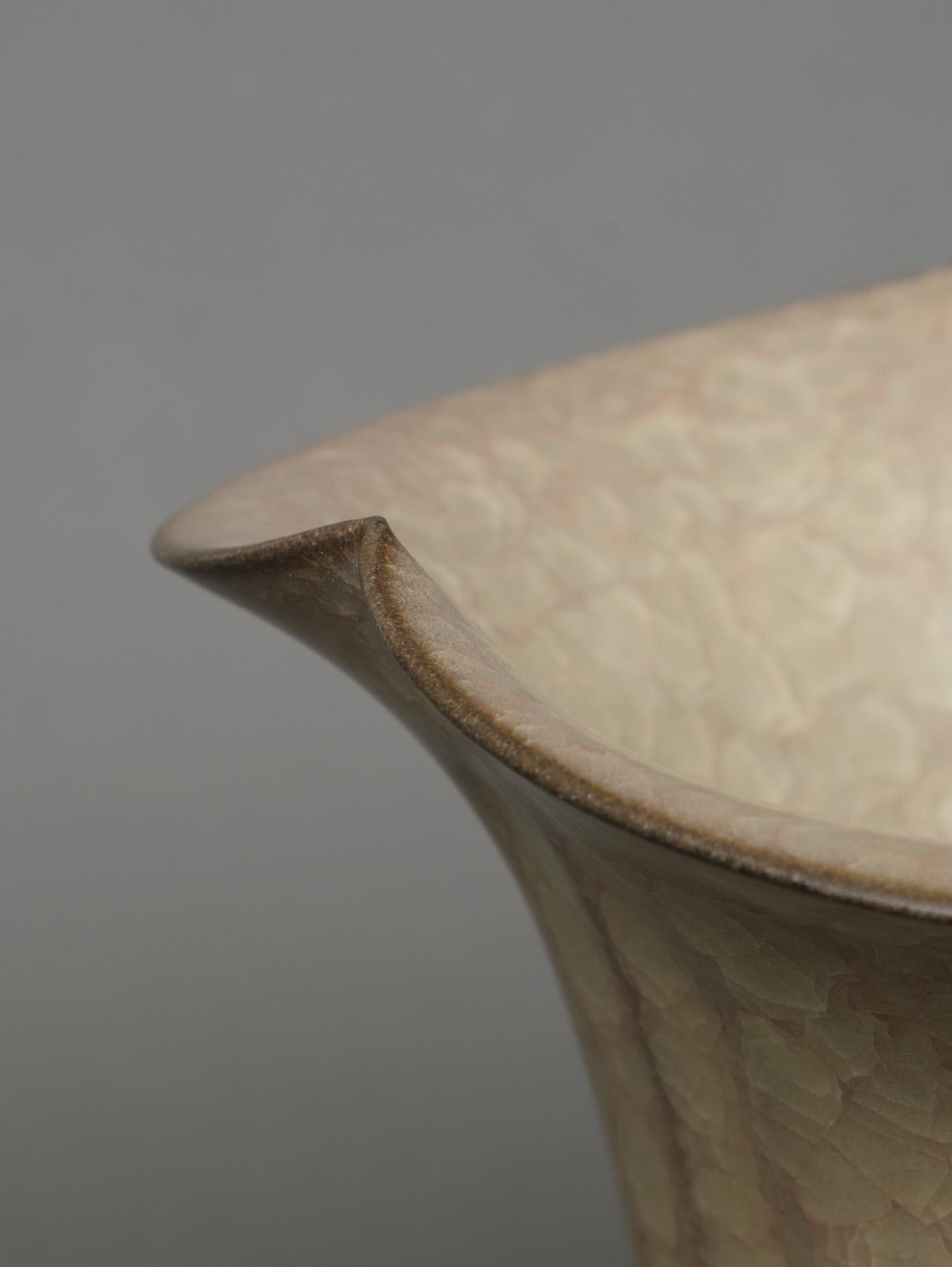 Exquisite stoneware vase of ‘gu’-like shape by the honoured artist Minegishi Seikô (1952-2023) with an undulating calyx-shaped mouth and covered by his trademark celadon glaze of grey-greenish colour. This high quality ‘kan’nyû’-type craquelé glaze