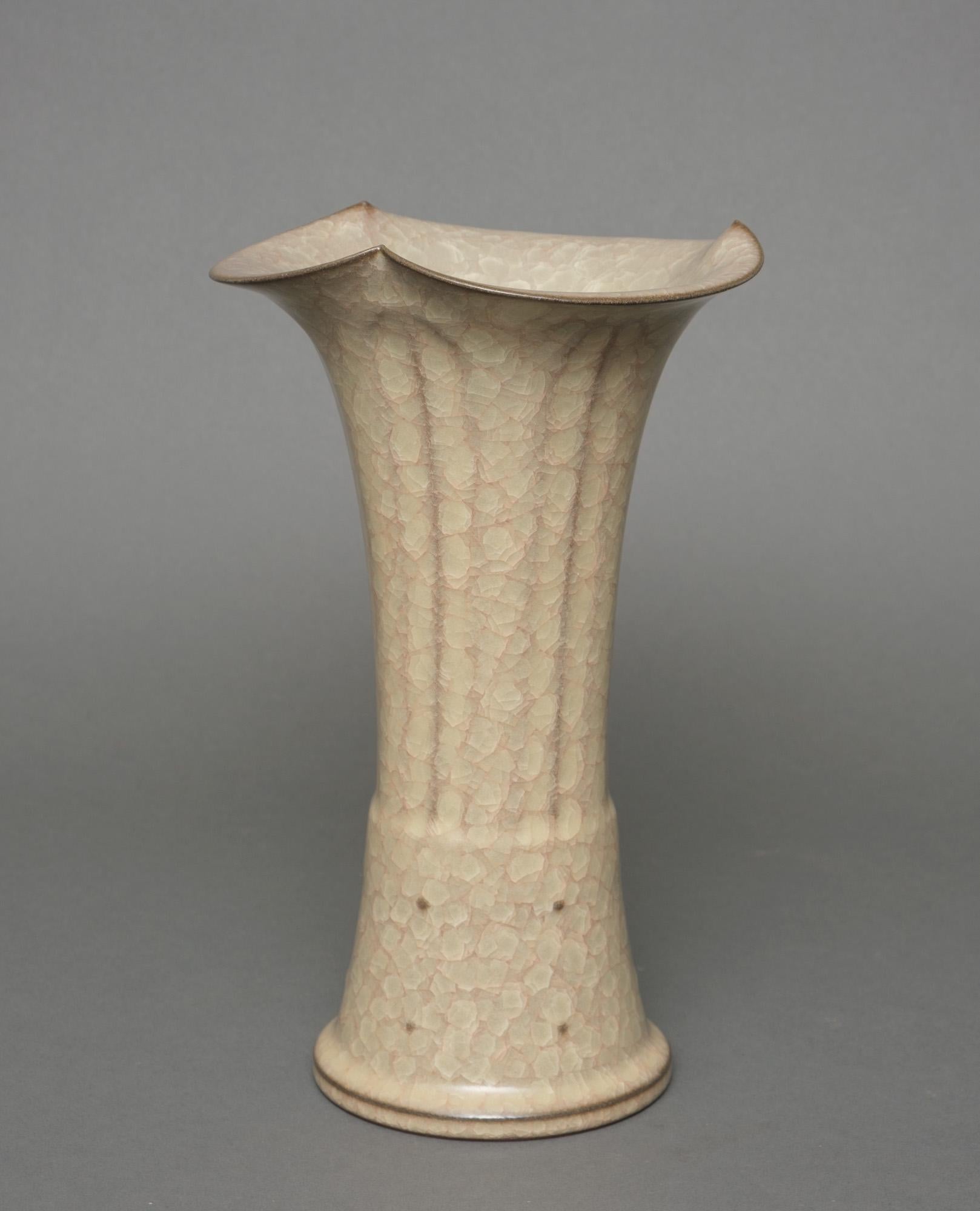 Japonais Vase en forme de gu en grès émaillé japonais par Minegishi Seikô 峯岸勢晃 (1952-2023) en vente