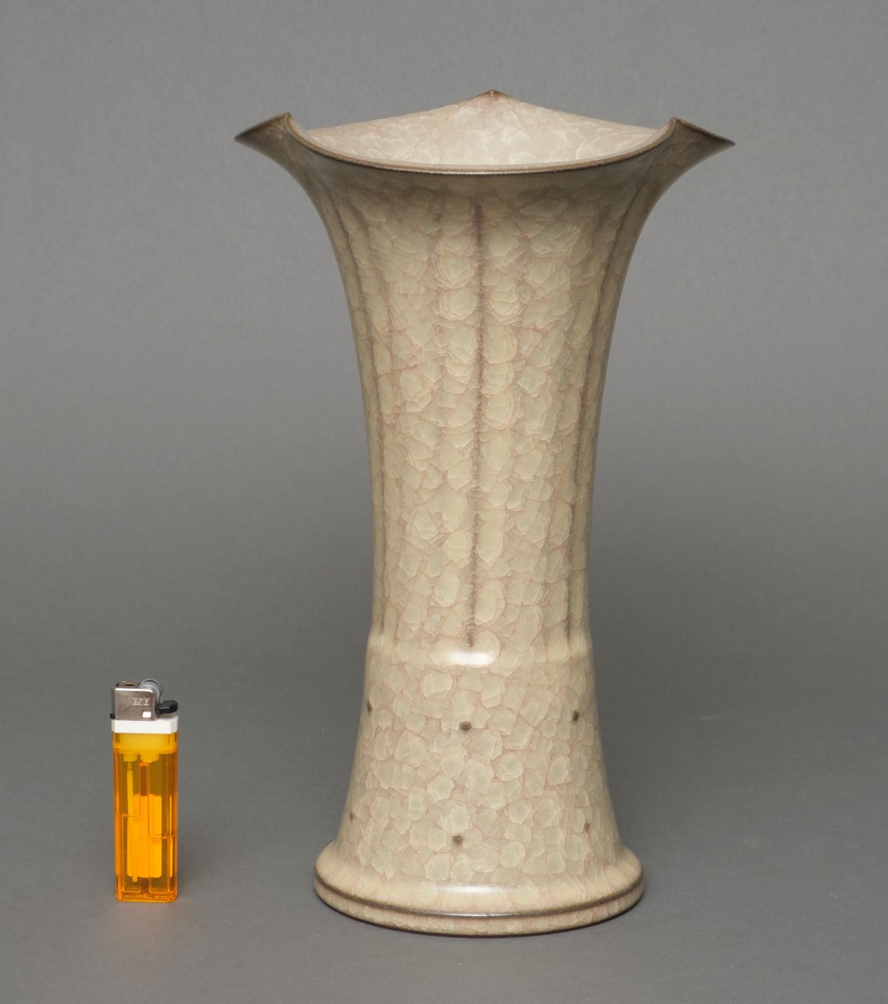 20th Century Japanese glazed stoneware 'gu'-shaped vase by Minegishi Seikô 峯岸勢晃 (1952-2023) For Sale