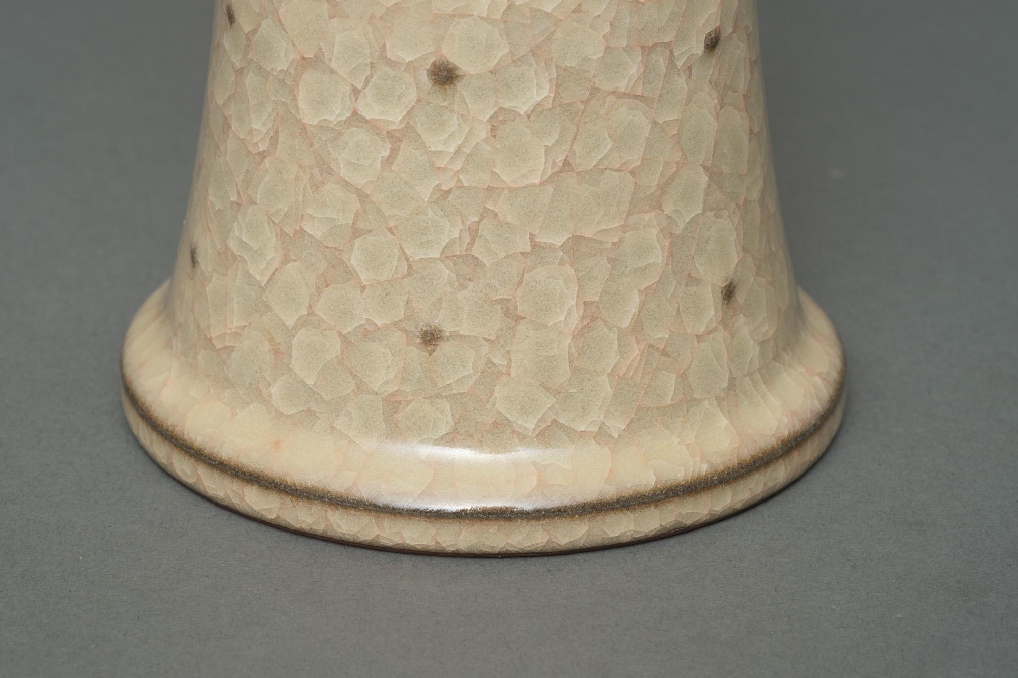 Celadon Japanese glazed stoneware 'gu'-shaped vase by Minegishi Seikô 峯岸勢晃 (1952-2023) For Sale