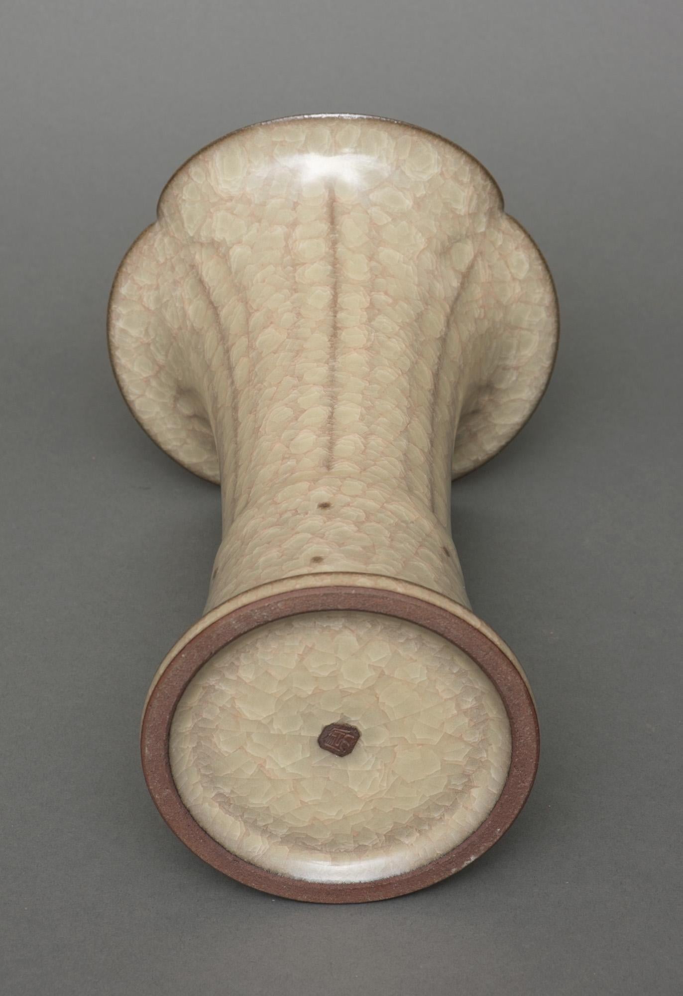 Céladon Vase en forme de gu en grès émaillé japonais par Minegishi Seikô 峯岸勢晃 (1952-2023) en vente