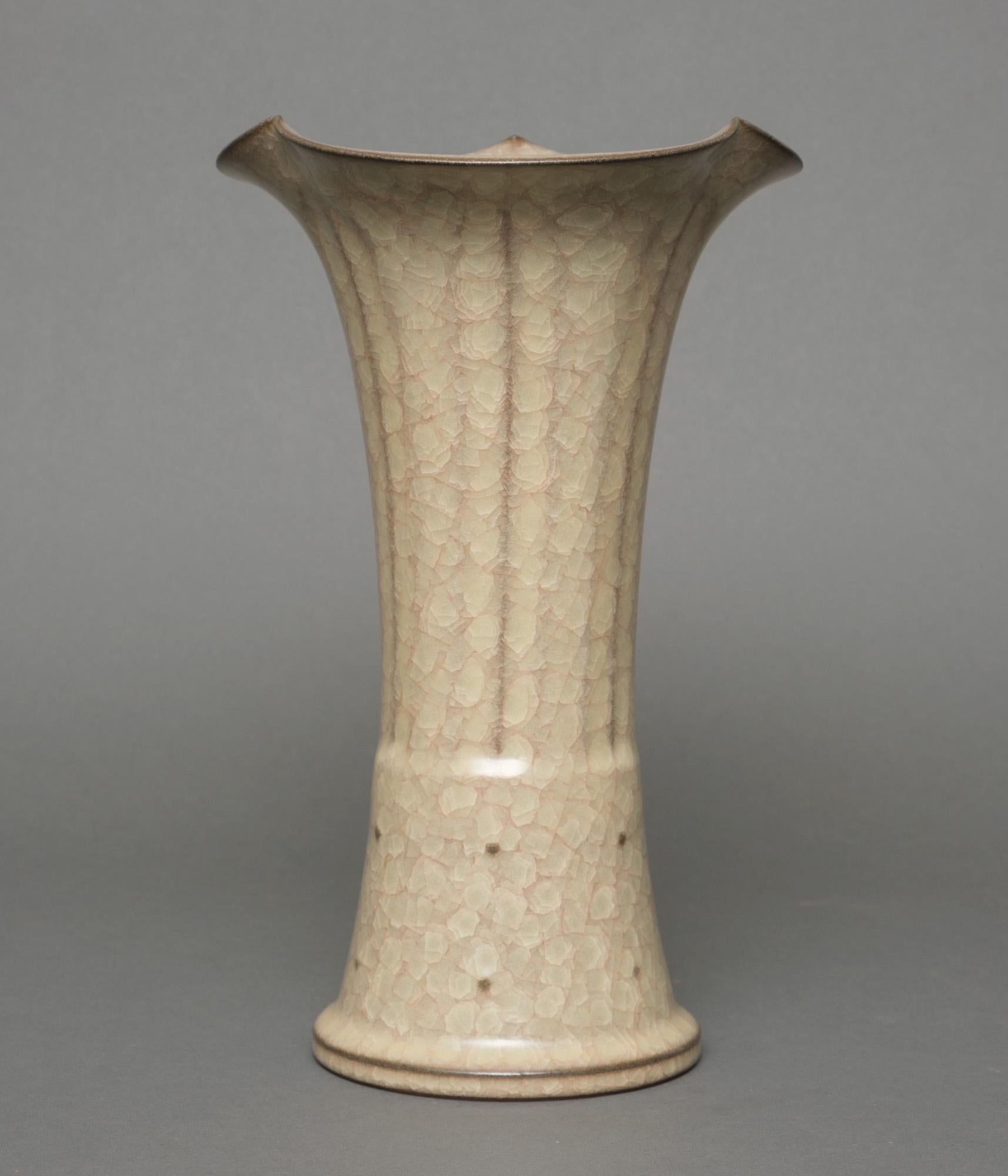 Japanese glazed stoneware 'gu'-shaped vase by Minegishi Seikô 峯岸勢晃 (1952-2023) For Sale 3