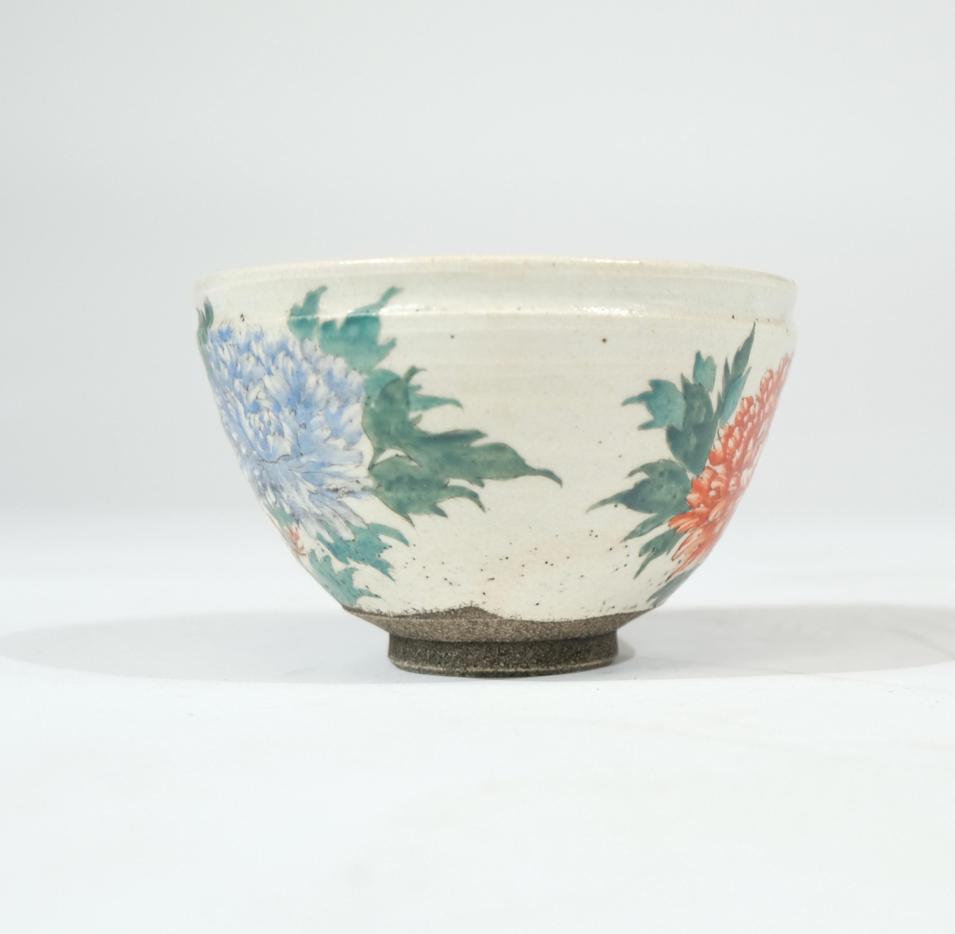 Japanische glasierte Teeschale aus dem späten 19. Jahrhundert mit gemaltem Blumendekor.