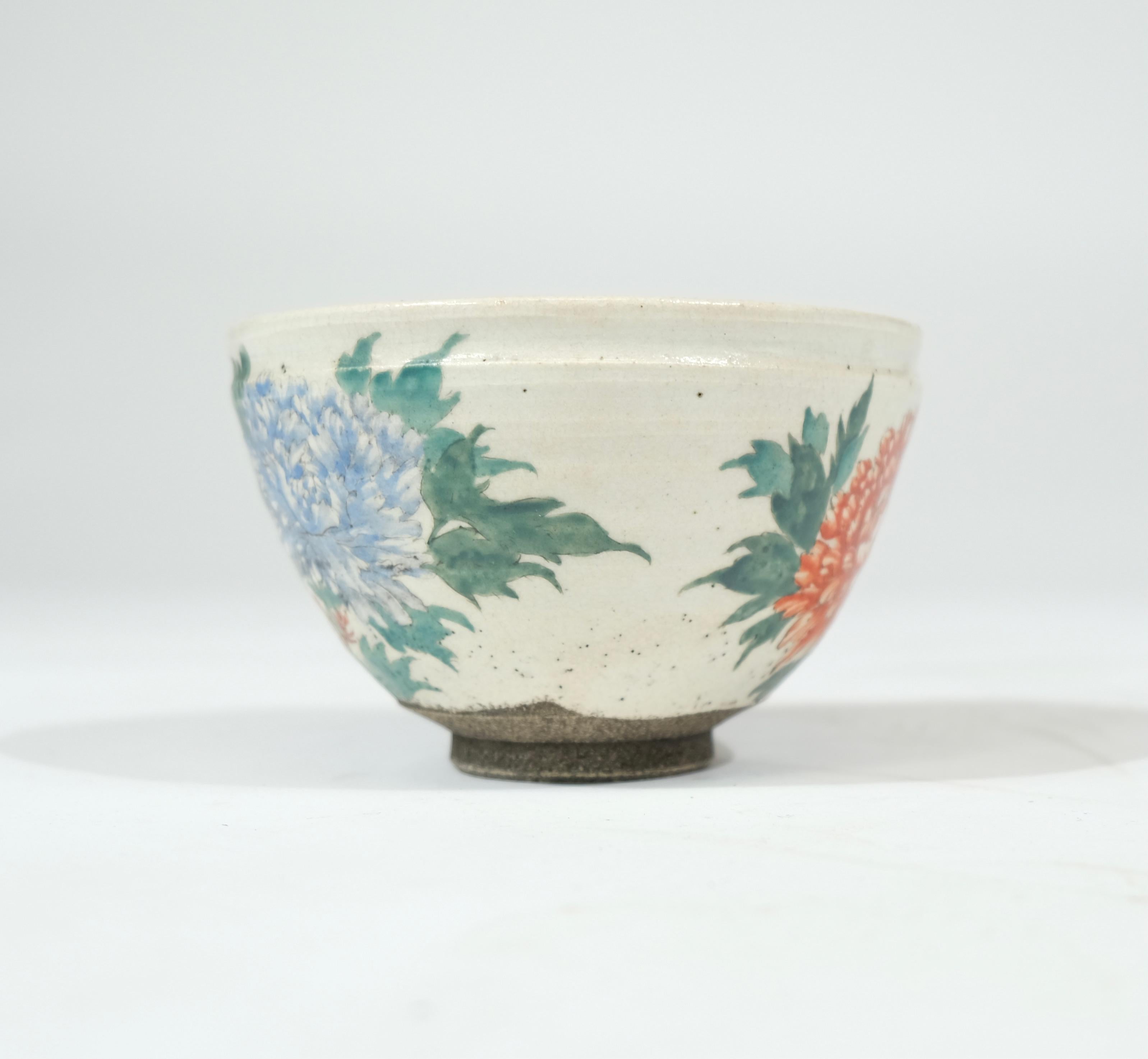 Japanese Glazed Tea Bowl with Floral Decoration. A so called Chawan. In Good Condition For Sale In Stockholm, SE