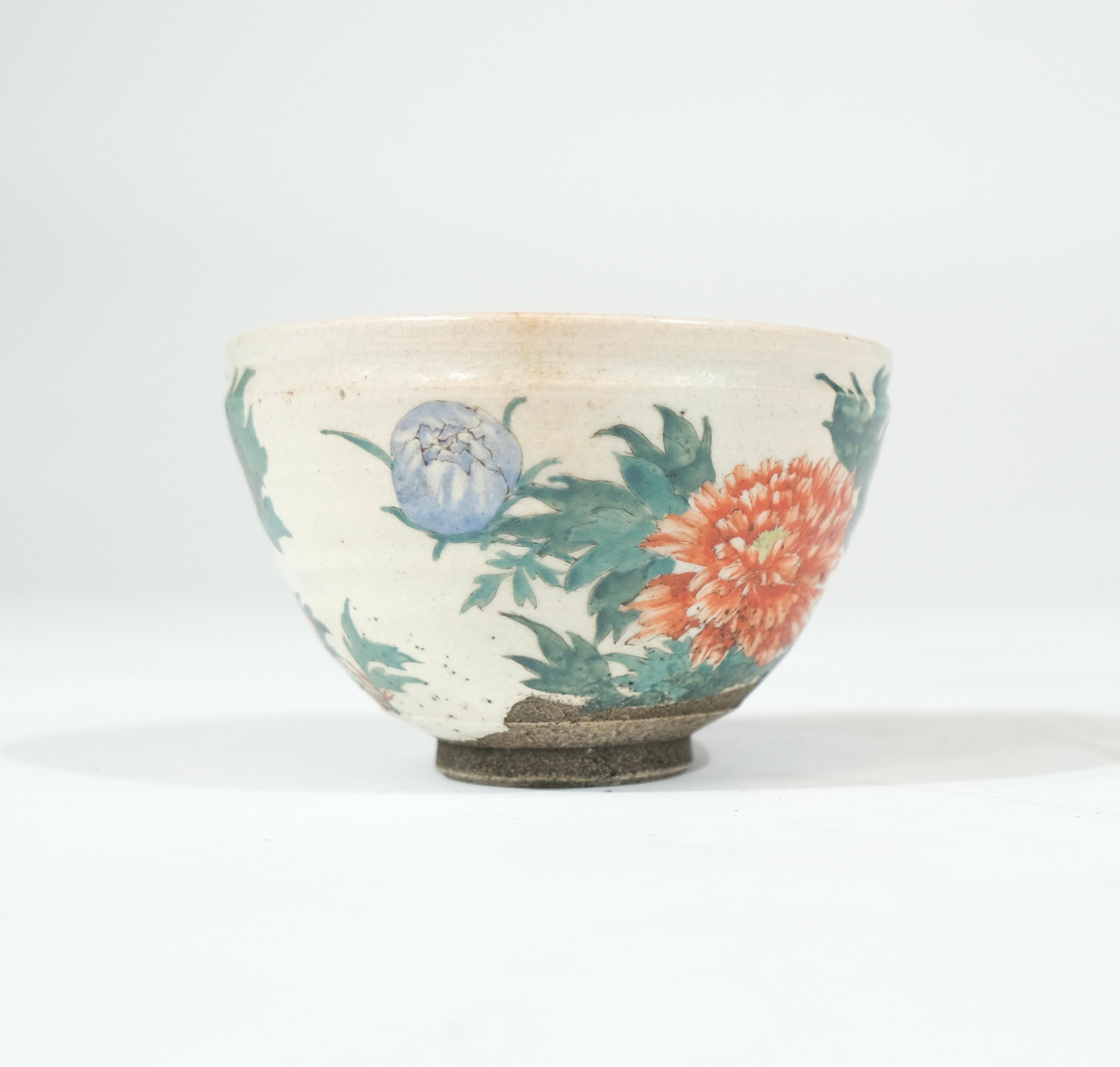 Japanische glasierte Teeschale mit Blumendekoration. Ein so genannter Chawan. (19. Jahrhundert) im Angebot