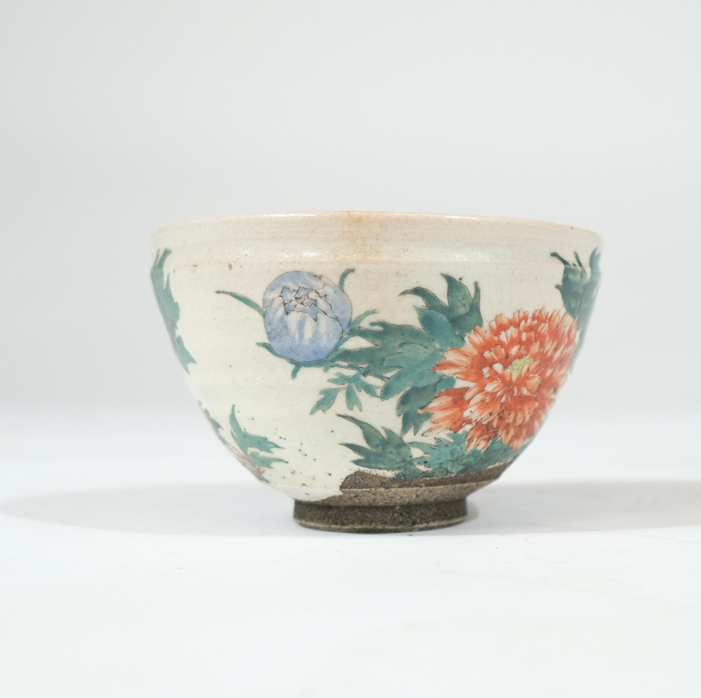 Japanische glasierte Teeschale mit Blumendekoration. Ein so genannter Chawan. (Keramik) im Angebot