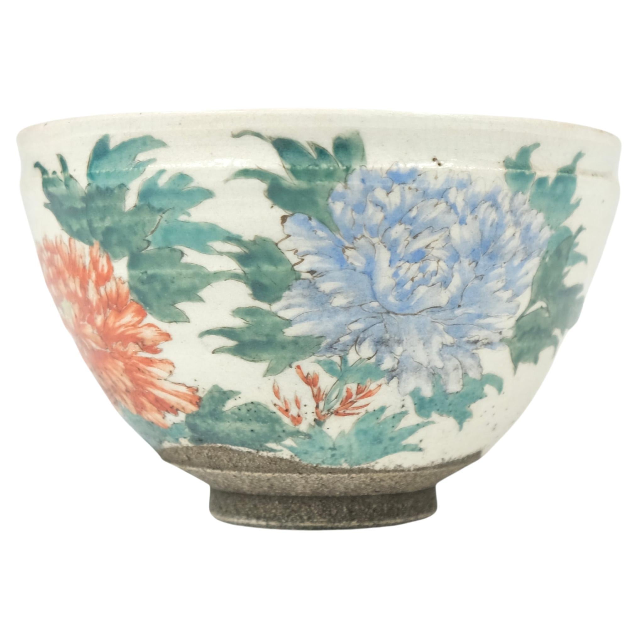 Japanische glasierte Teeschale mit Blumendekoration. Ein so genannter Chawan. im Angebot