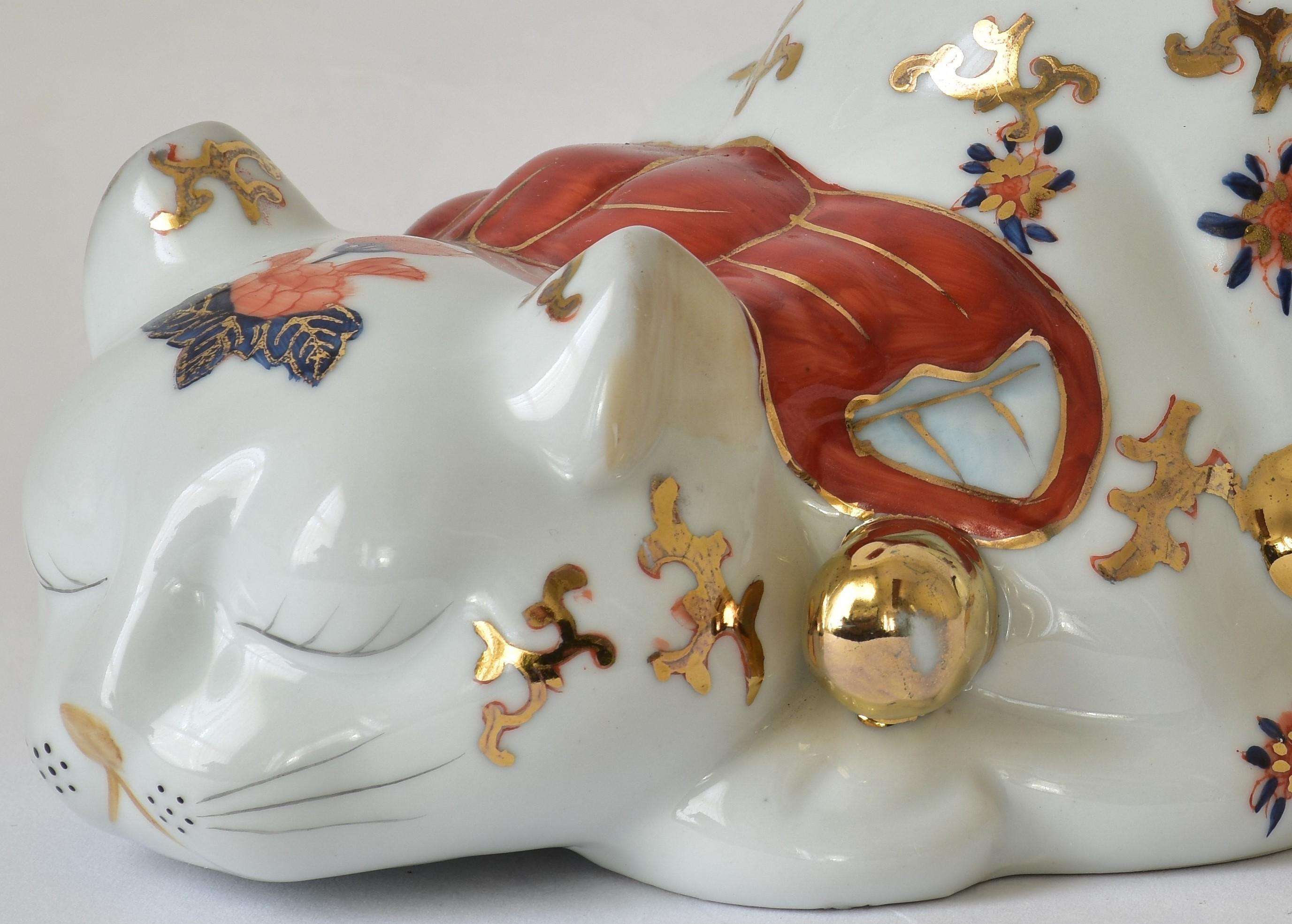 Charming Japanese porcelain sleeping cat from the second half of the 20th century, inspired by the small wooden sculpture at the entrance of the mausoleum of the Tokugawa Shoguns in Nikko, Japan by the acclaimed sculpture sculptor and architect,