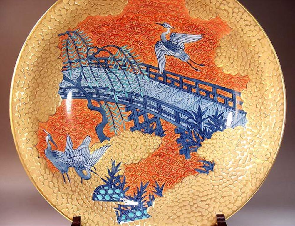 Exquisite große zeitgenössische signierte Grübchen dekorative Porzellanvase, ein atemberaubendes Stück vergoldet und handbemalt von hochgelobten Porzellankünstler der japanischen Region Imari-Arita. Der Künstler erhielt zahlreiche Auszeichnungen für