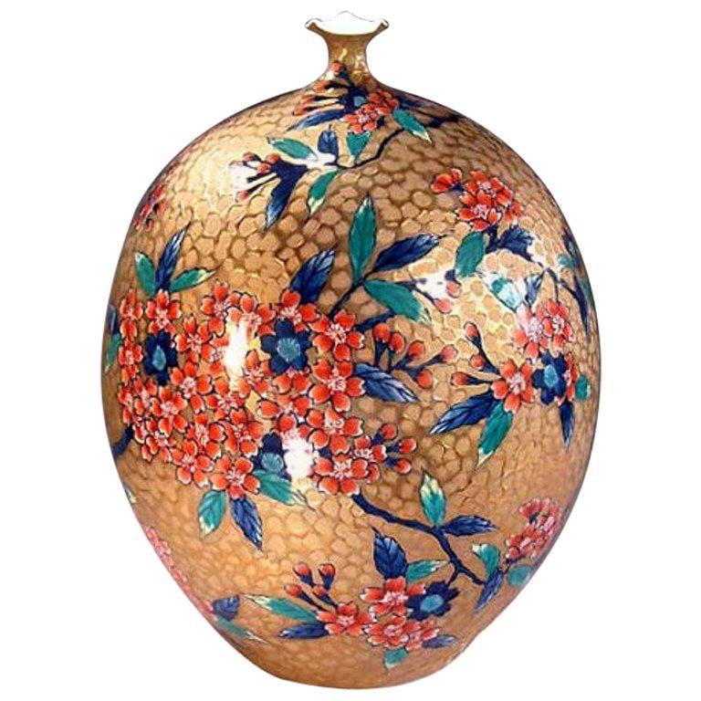 Peint à la main Vase japonais en porcelaine rouge, vert doré et or par un maître artiste contemporain en vente
