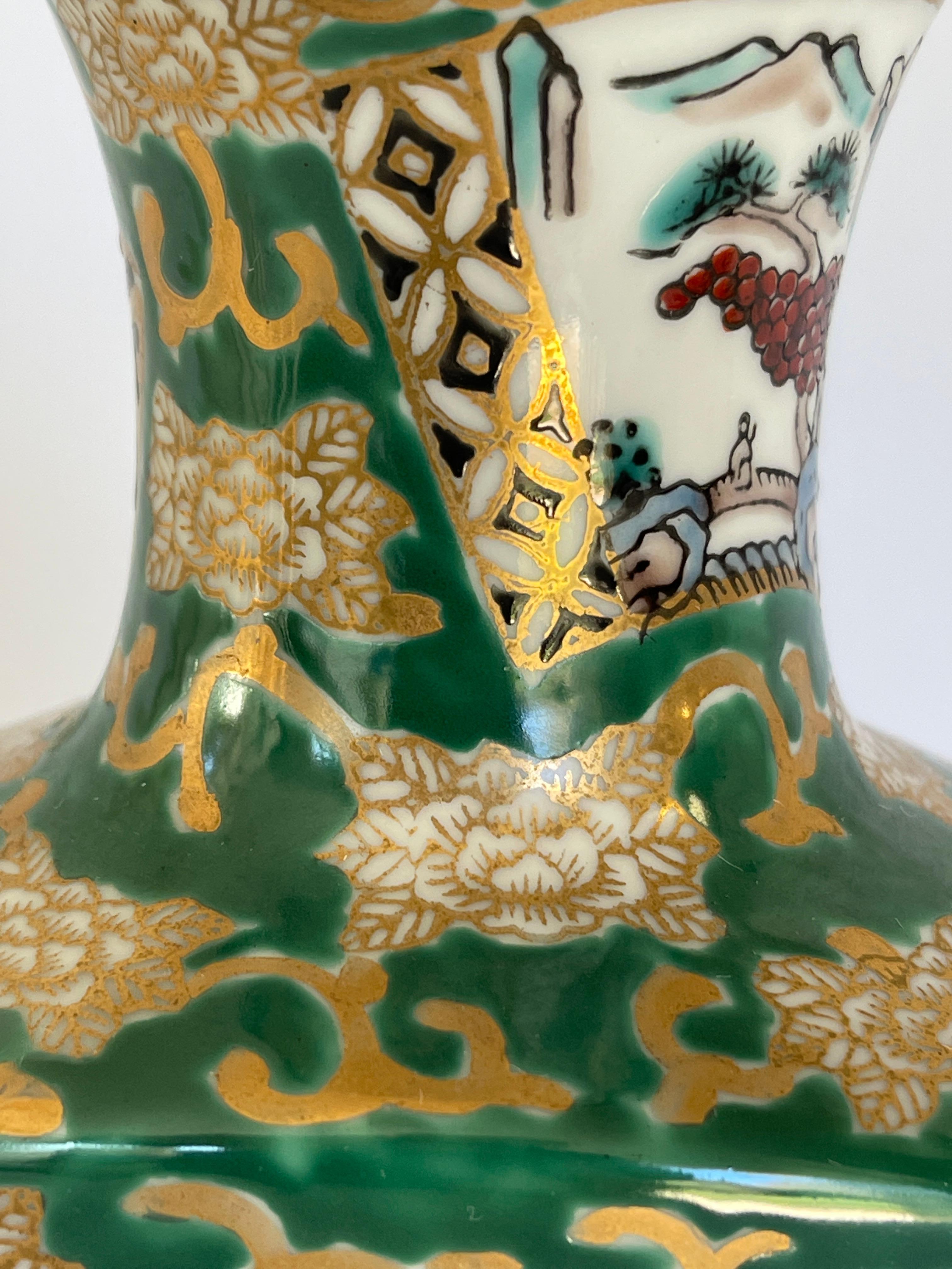 Japanese Gold Imari Painted Porcelain Vase In Good Condition For Sale In New York, NY