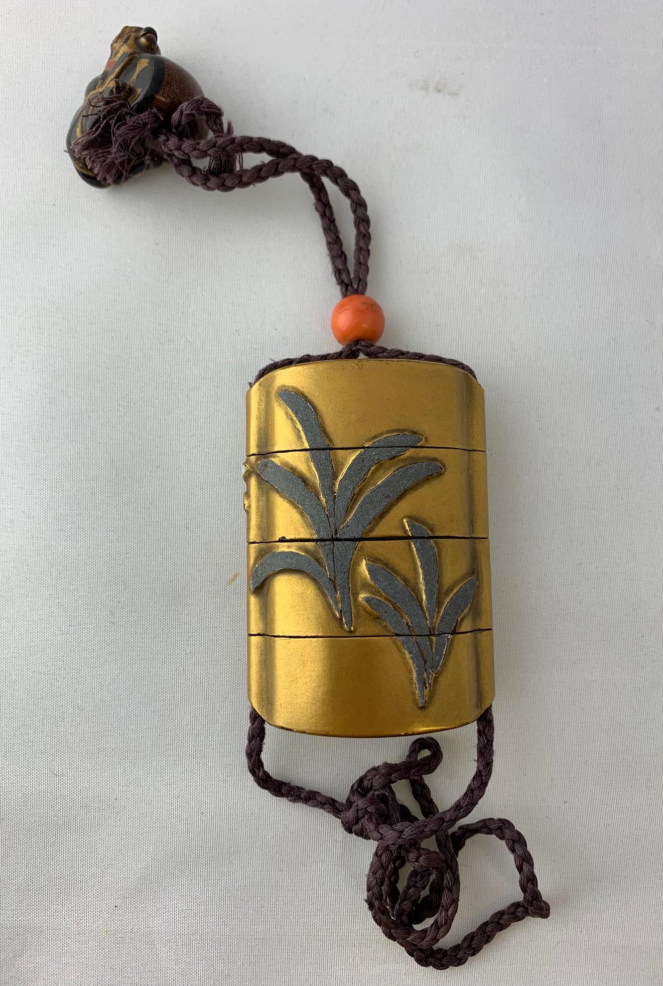 Japanischer Goldlack-Inro mit Hirschbild mit Hirschmotiv, Ojime, Holz Frosch Netsuke, Makie Box (Meiji-Periode) im Angebot
