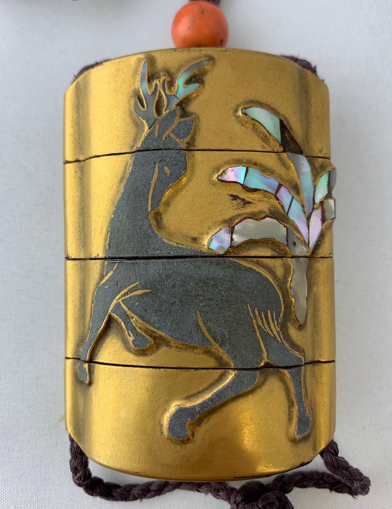 Japanischer Goldlack-Inro mit Hirschbild mit Hirschmotiv, Ojime, Holz Frosch Netsuke, Makie Box im Zustand „Gut“ im Angebot in Point Richmond, CA