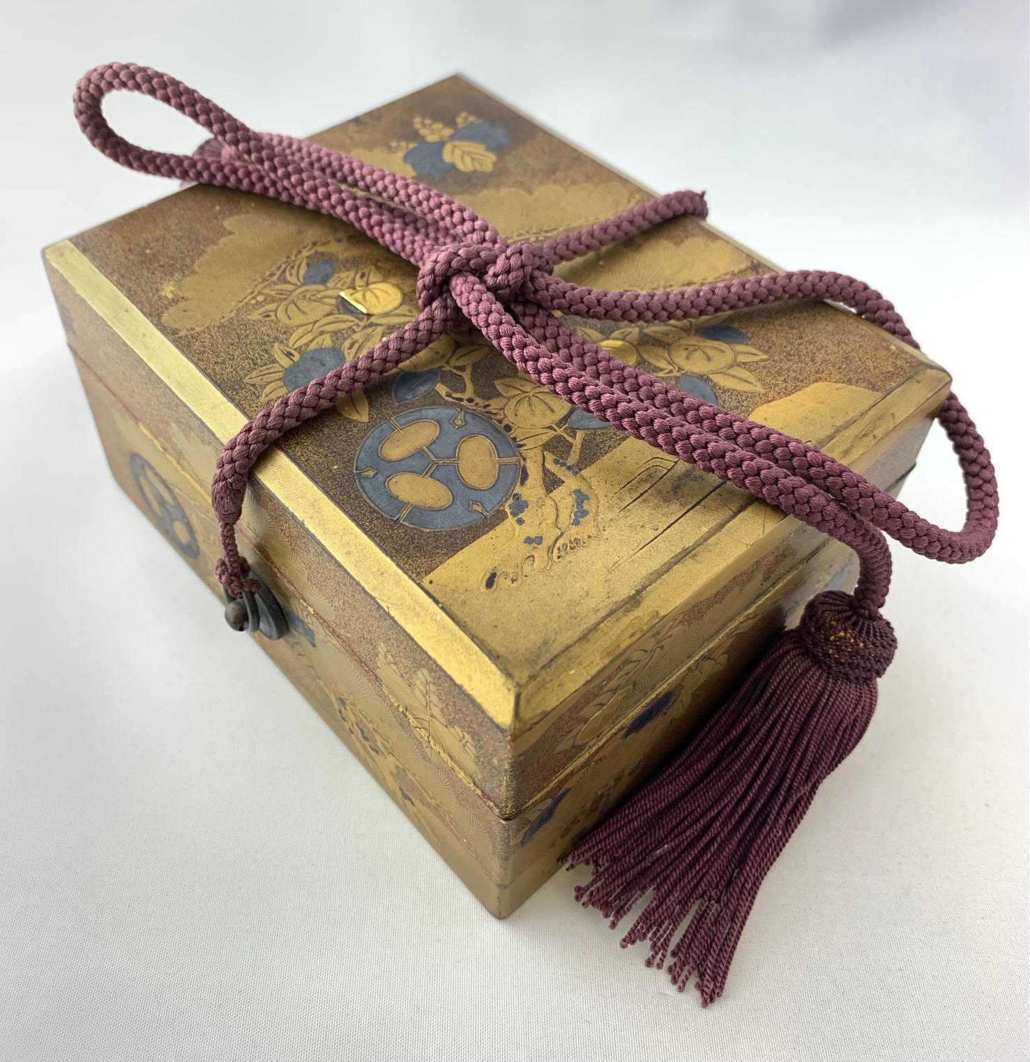 Japanischer Goldlack-Inro mit Hirschbild mit Hirschmotiv, Ojime, Holz Frosch Netsuke, Makie Box (Spätes 19. Jahrhundert) im Angebot