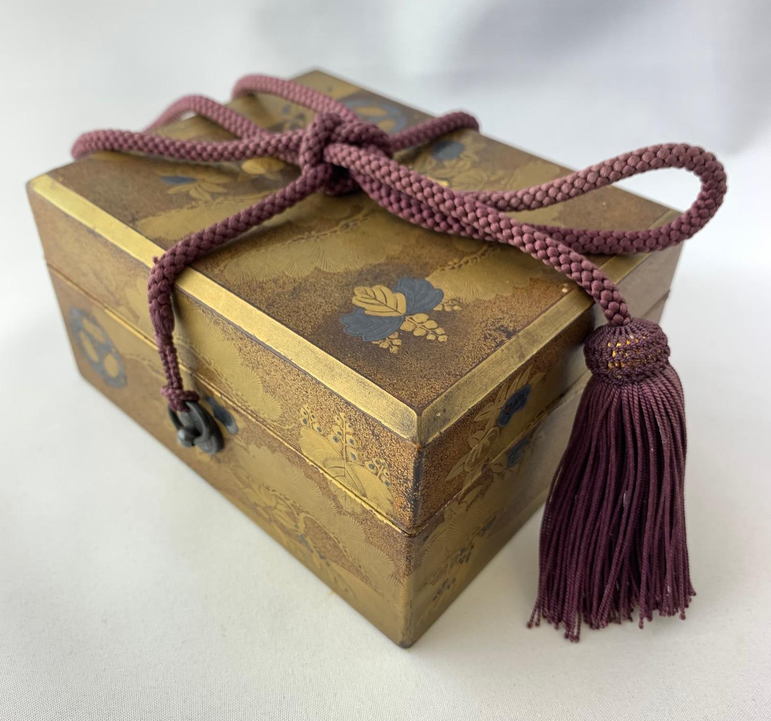 Japanischer Goldlack-Inro mit Hirschbild mit Hirschmotiv, Ojime, Holz Frosch Netsuke, Makie Box im Angebot 1