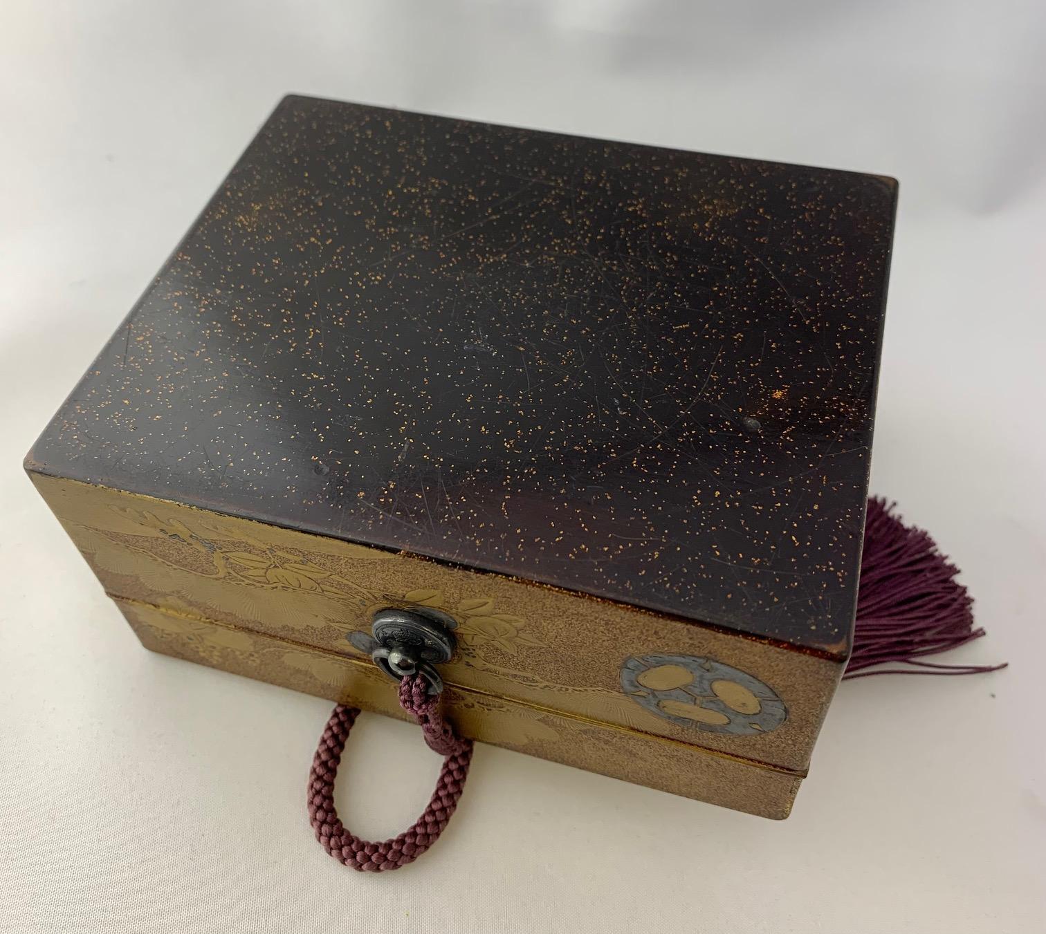 Japanischer Goldlack-Inro mit Hirschbild mit Hirschmotiv, Ojime, Holz Frosch Netsuke, Makie Box im Angebot 3