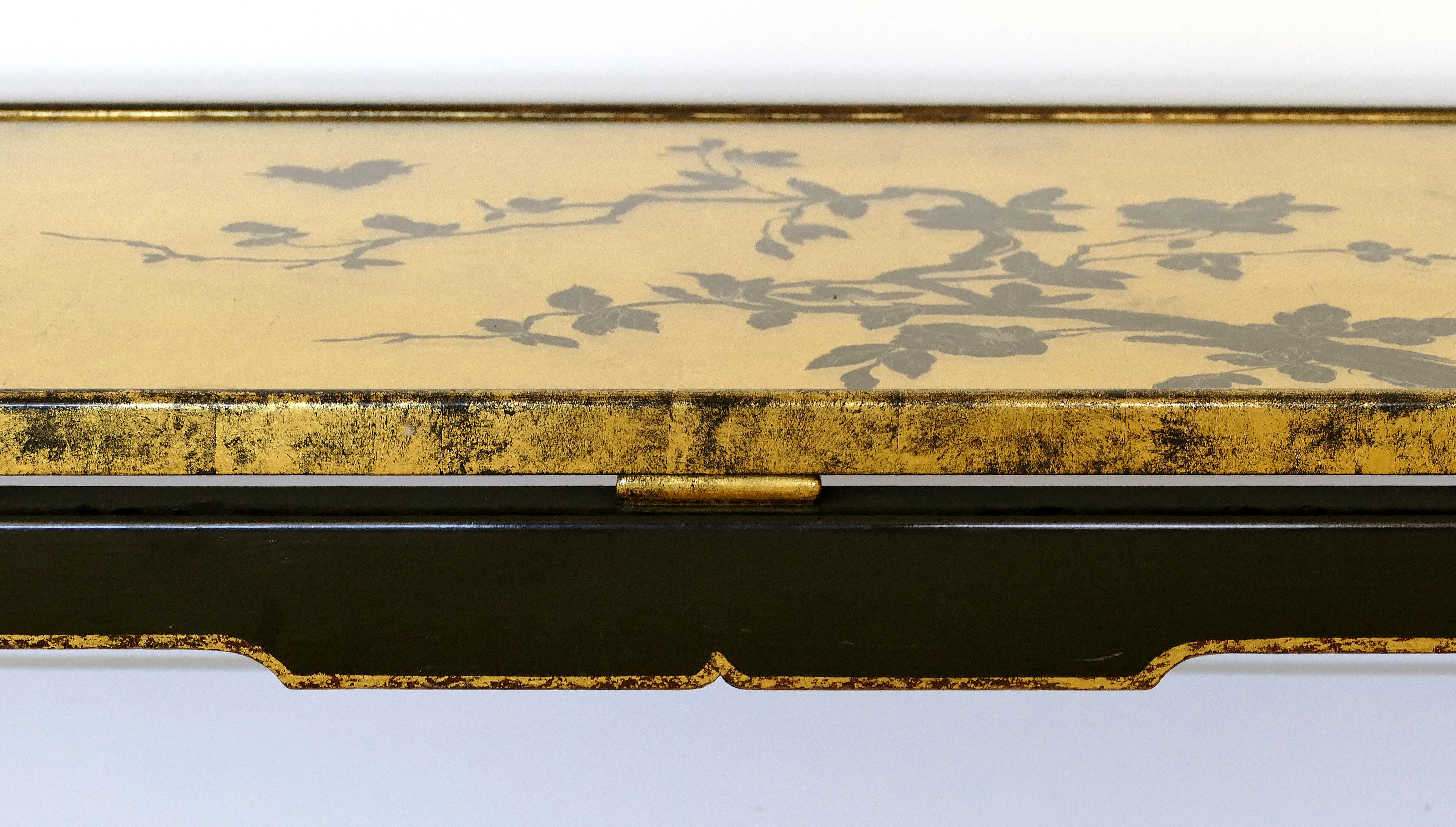 Japanischer Blattgold-Kirschblüten-Couchtisch aus der Mitte des Jahrhunderts mit eingelassenem Glas (Gemalt) im Angebot