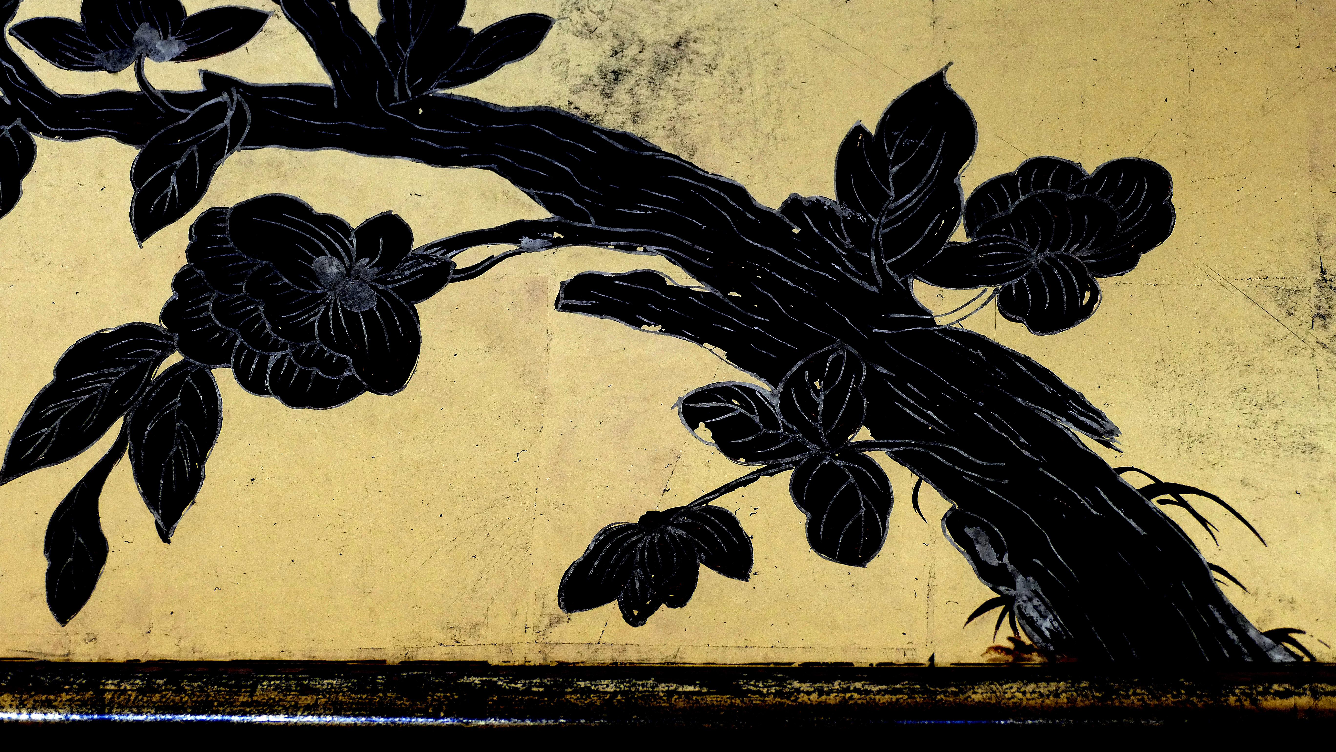 Japanischer Blattgold-Kirschblüten-Couchtisch aus der Mitte des Jahrhunderts mit eingelassenem Glas im Angebot 3